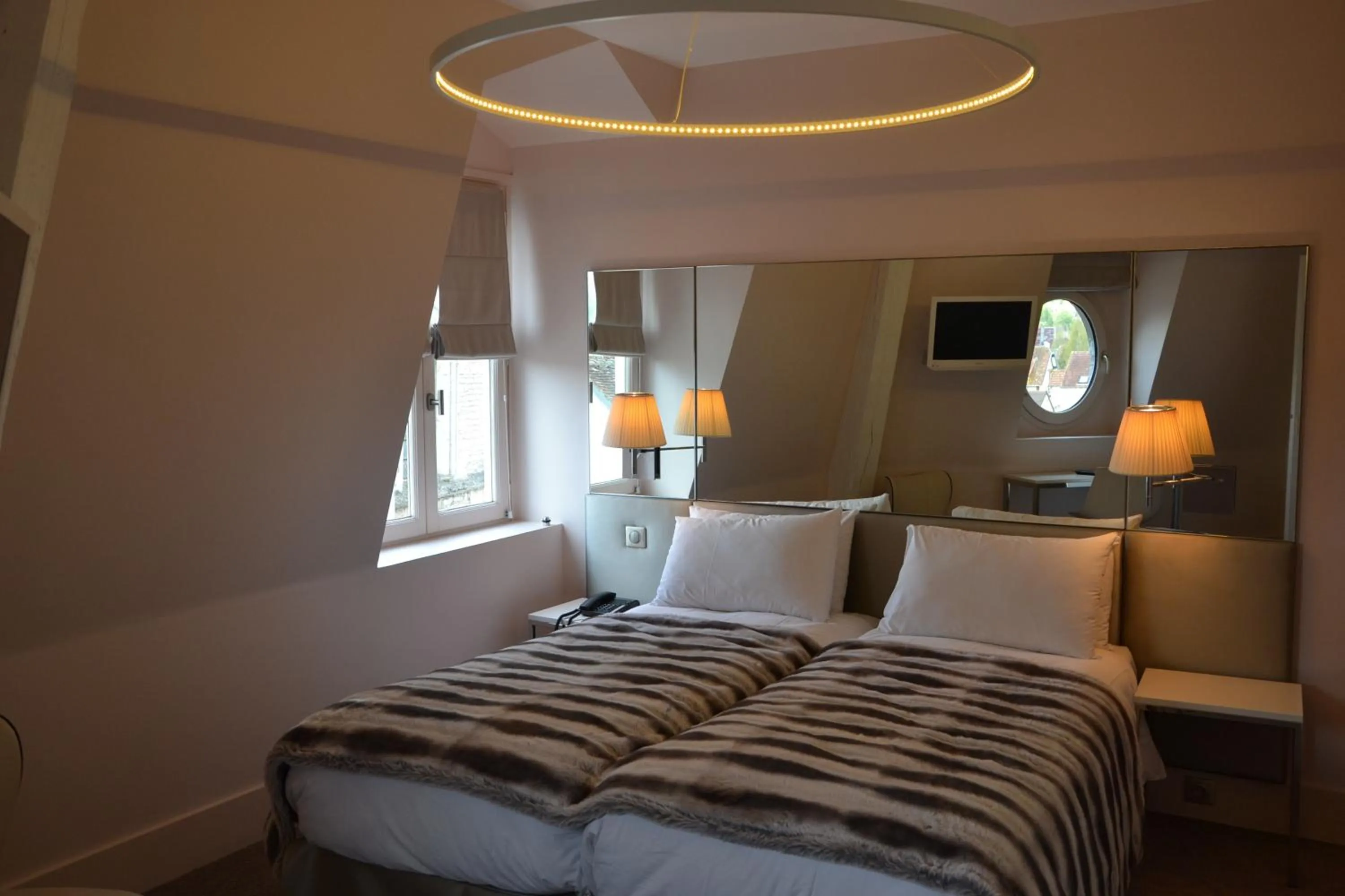 Photo of the whole room, Bed in Le César Hôtel