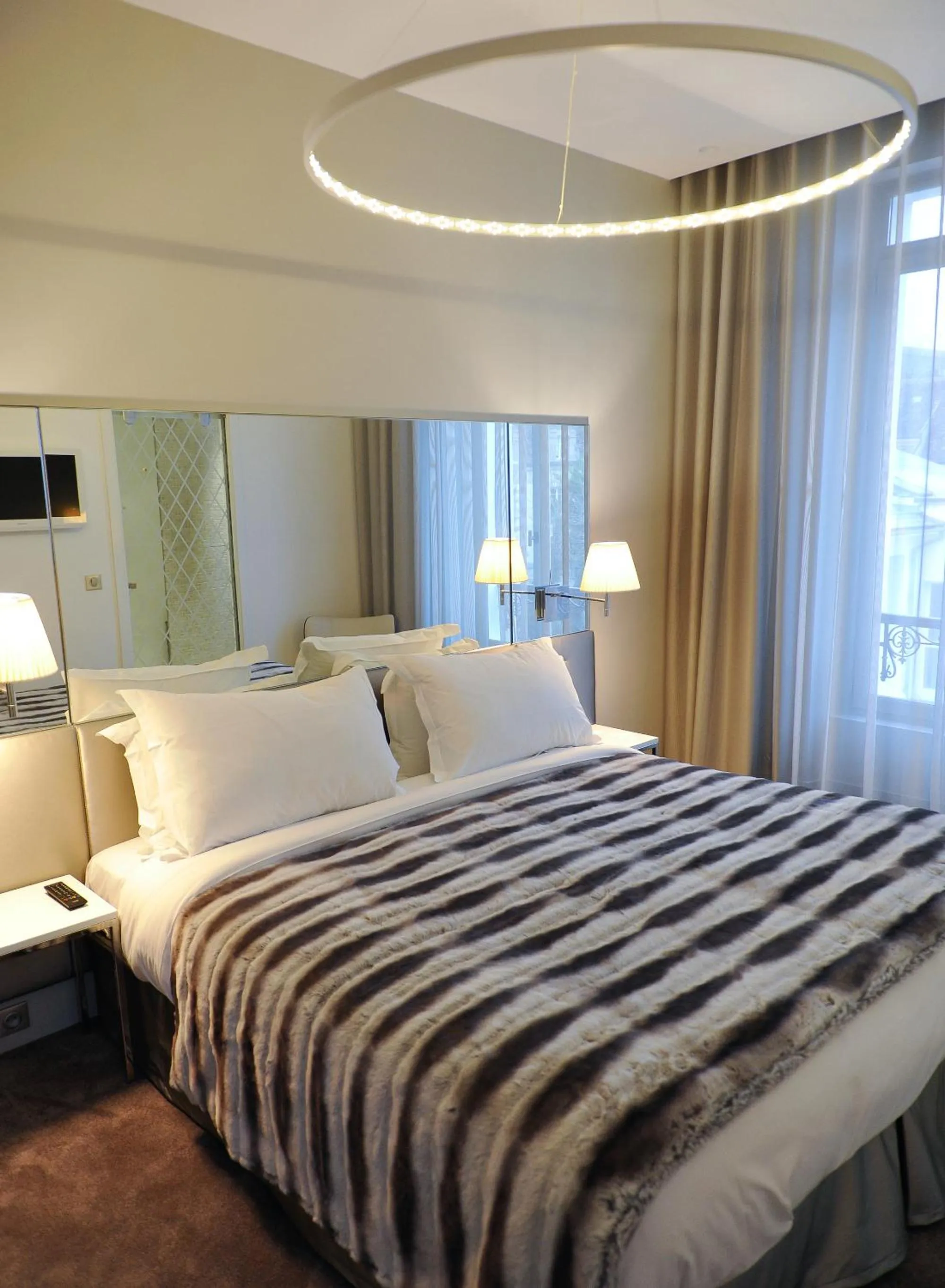 Photo of the whole room, Bed in Le César Hôtel