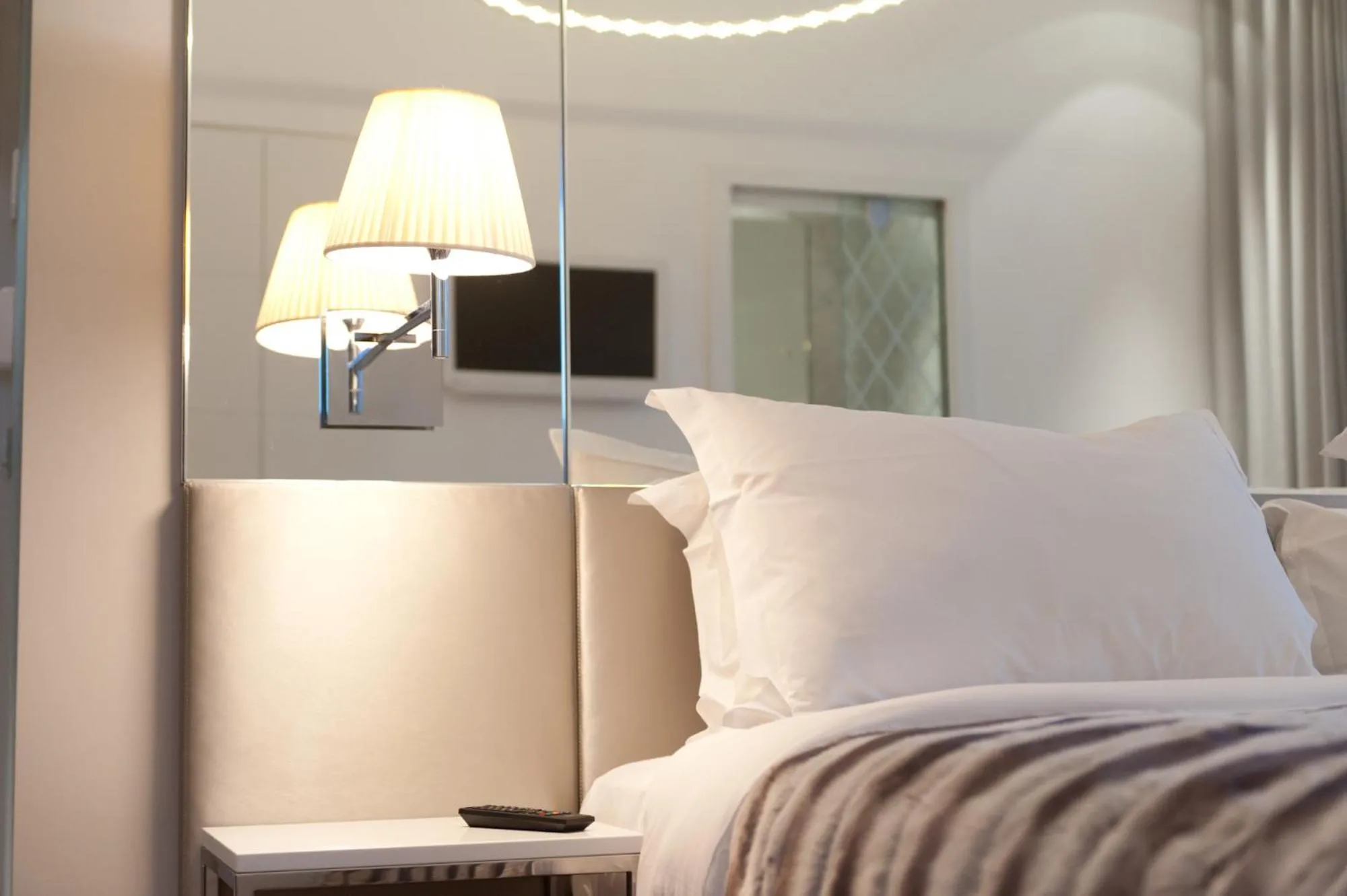 Photo of the whole room, Bed in Le César Hôtel