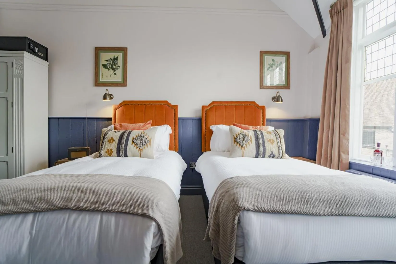 Photo of the whole room, Bed in Bel and The Dragon at Red Lion Wendover