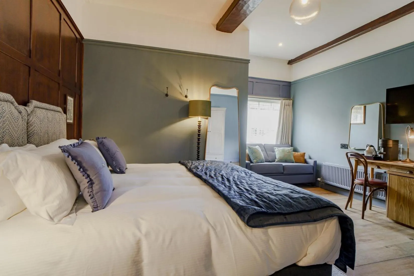 Photo of the whole room, Bed in Bel and The Dragon at Red Lion Wendover