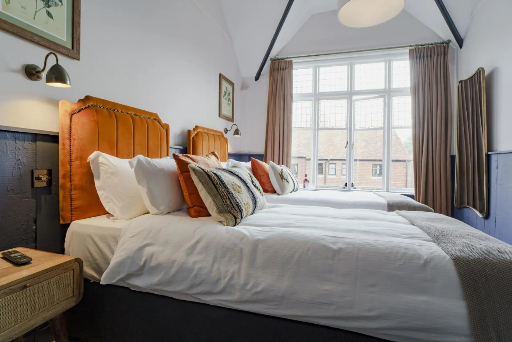 Photo of the whole room, Bed in Bel and The Dragon at Red Lion Wendover