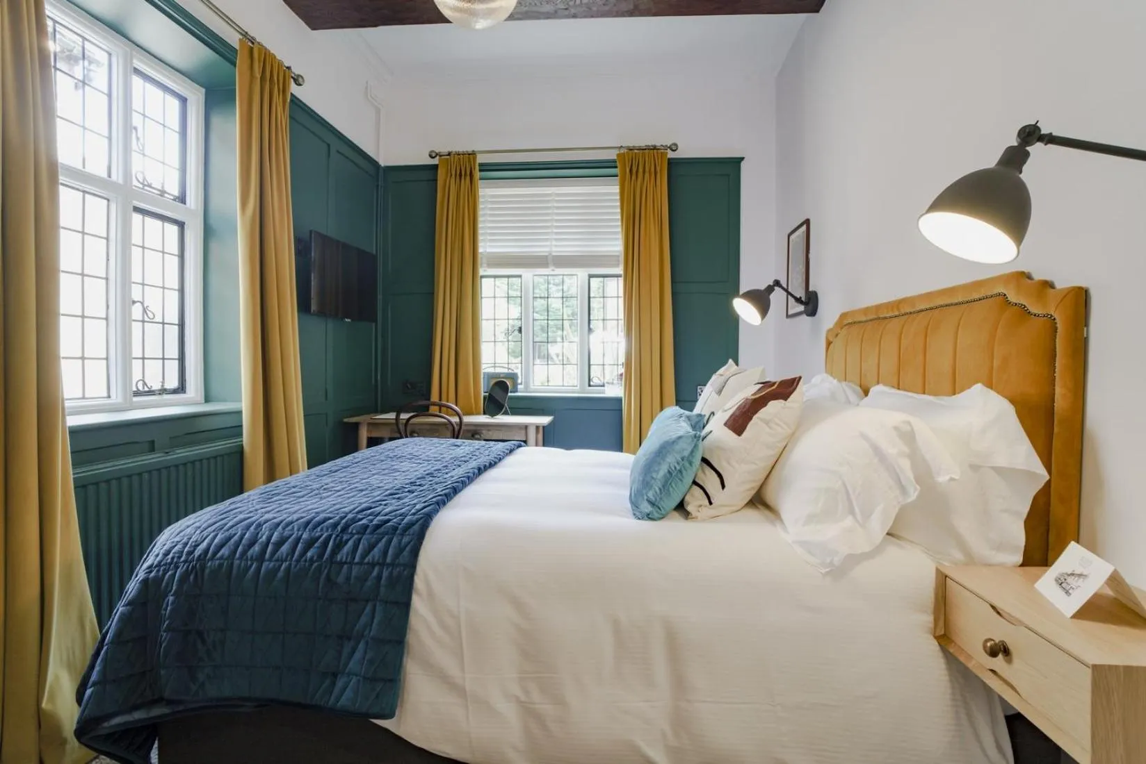 Photo of the whole room, Bed in Bel and The Dragon at Red Lion Wendover