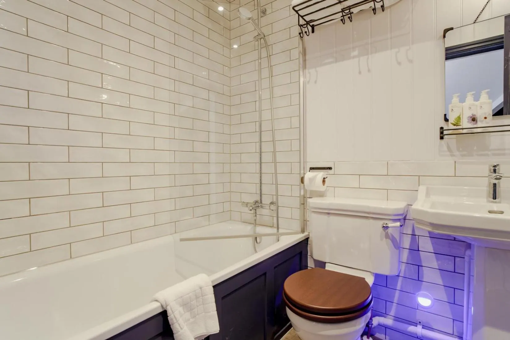 Bathroom in Bel and The Dragon at Red Lion Wendover