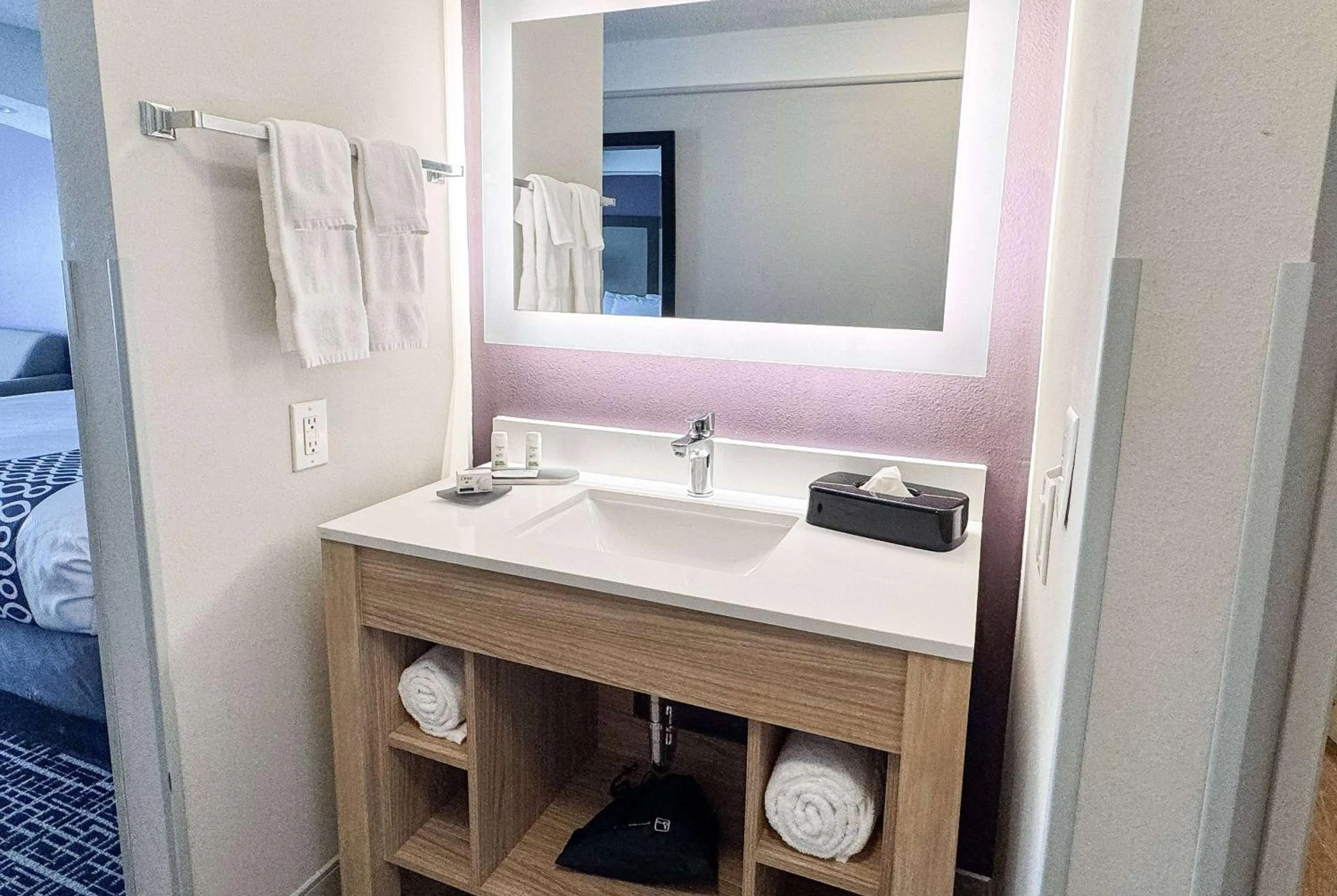 Photo of the whole room, Bed in La Quinta by Wyndham Cincinnati Airport Florence