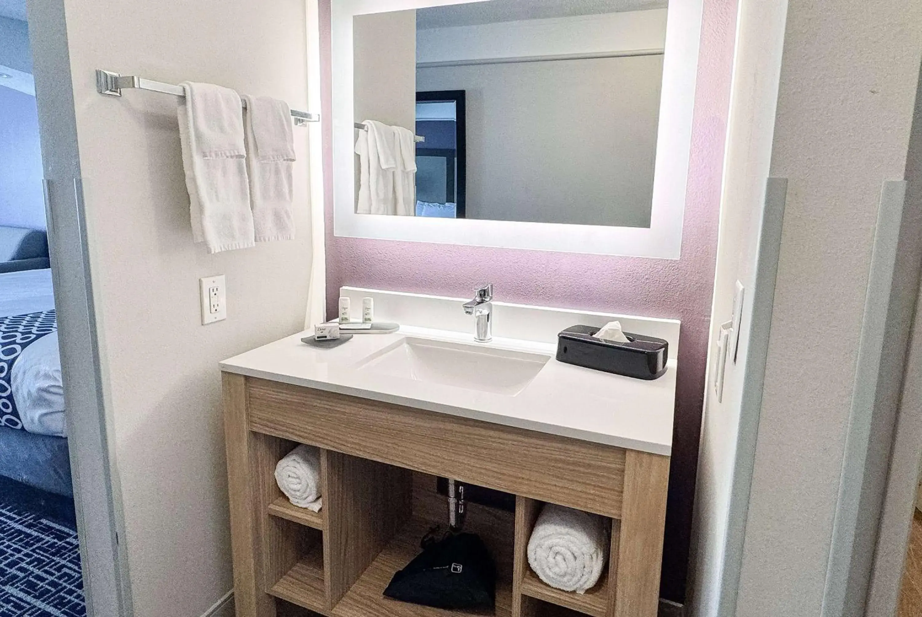 Photo of the whole room, Bed in La Quinta by Wyndham Cincinnati Airport Florence Photo of the whole room, Bed in La Quinta by Wyndham Cincinnati Airport Florence