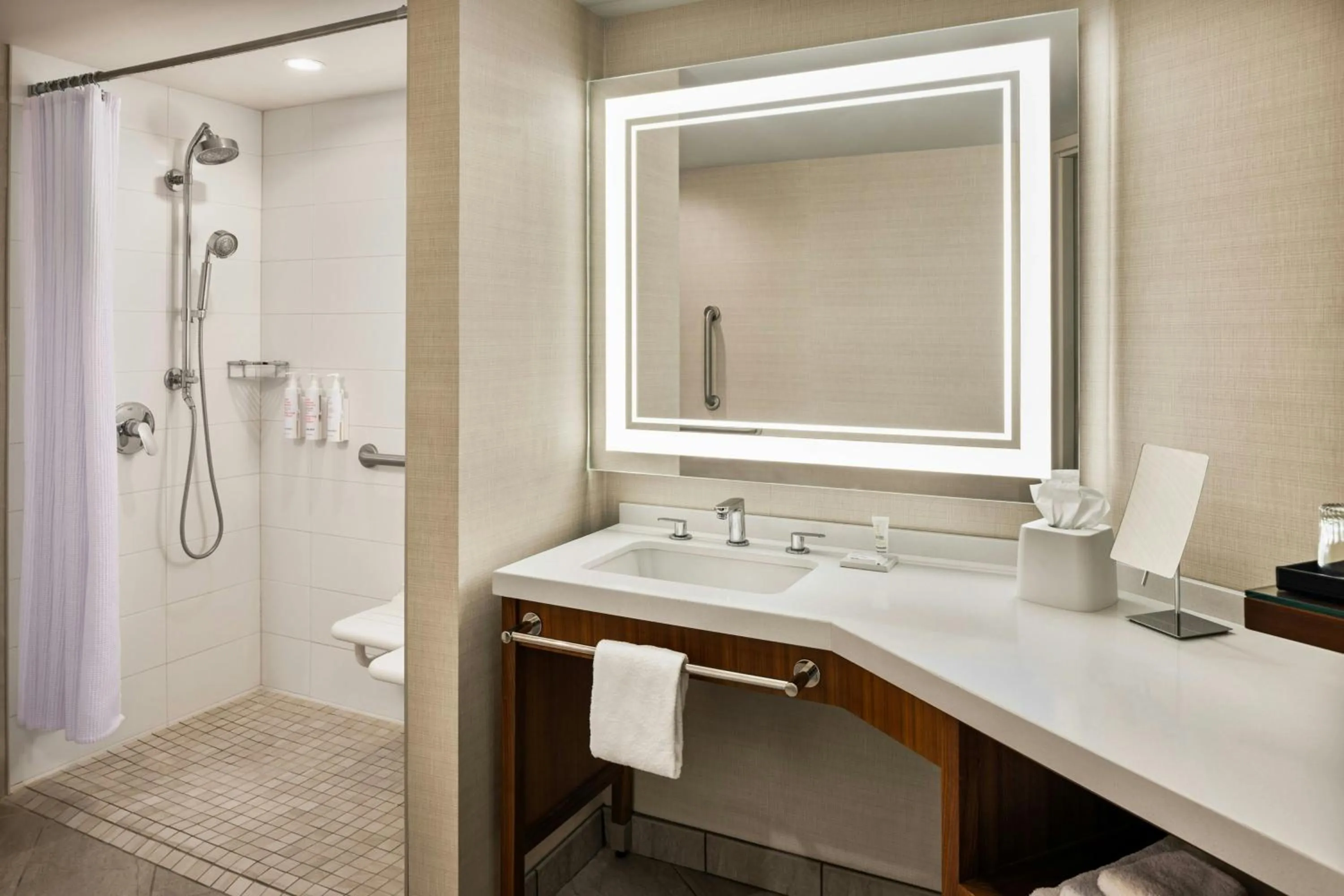 Bathroom in South Sioux City Marriott Riverfront