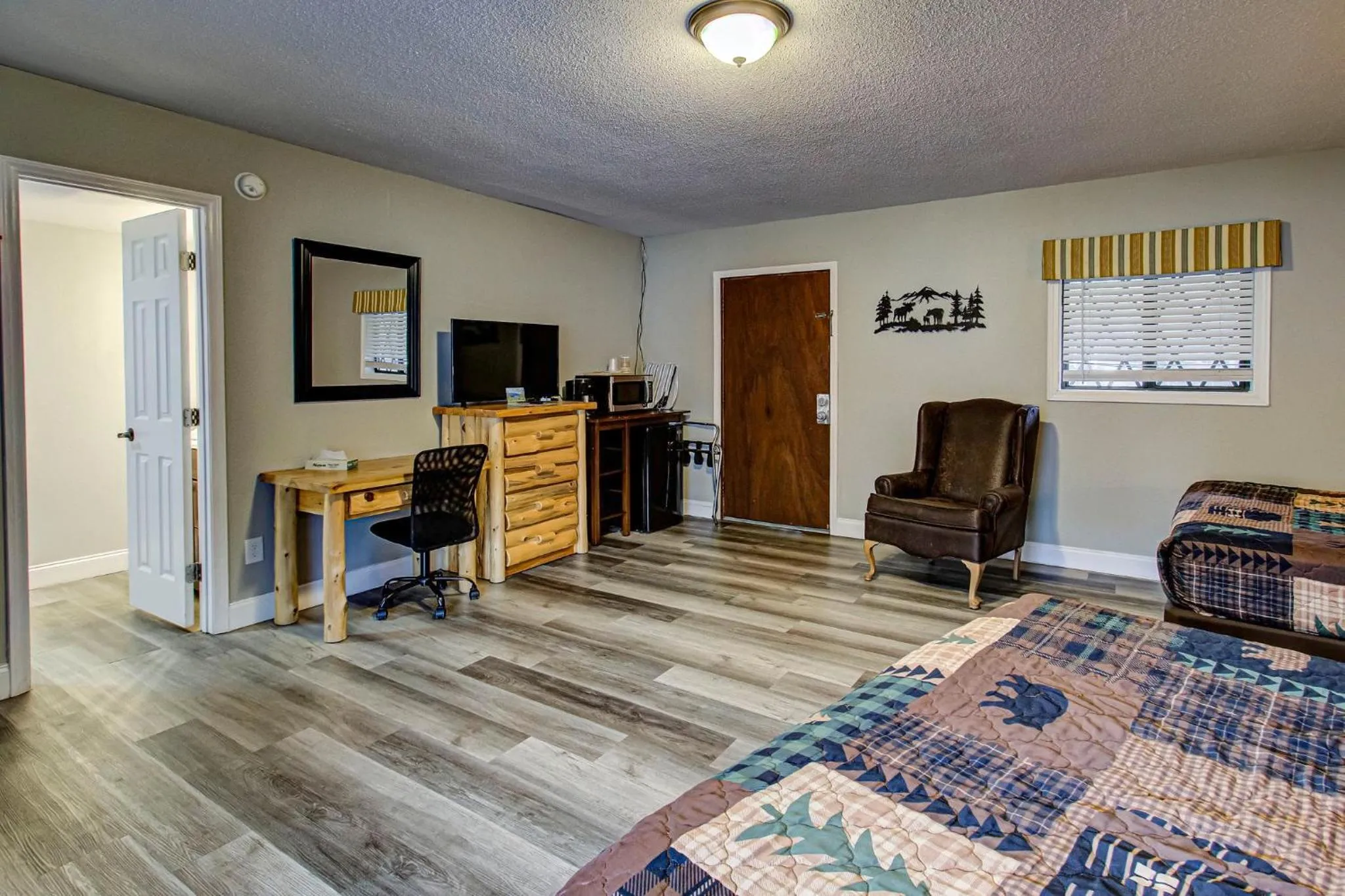 Communal lounge/ TV room, Bed in Brookside Lodge