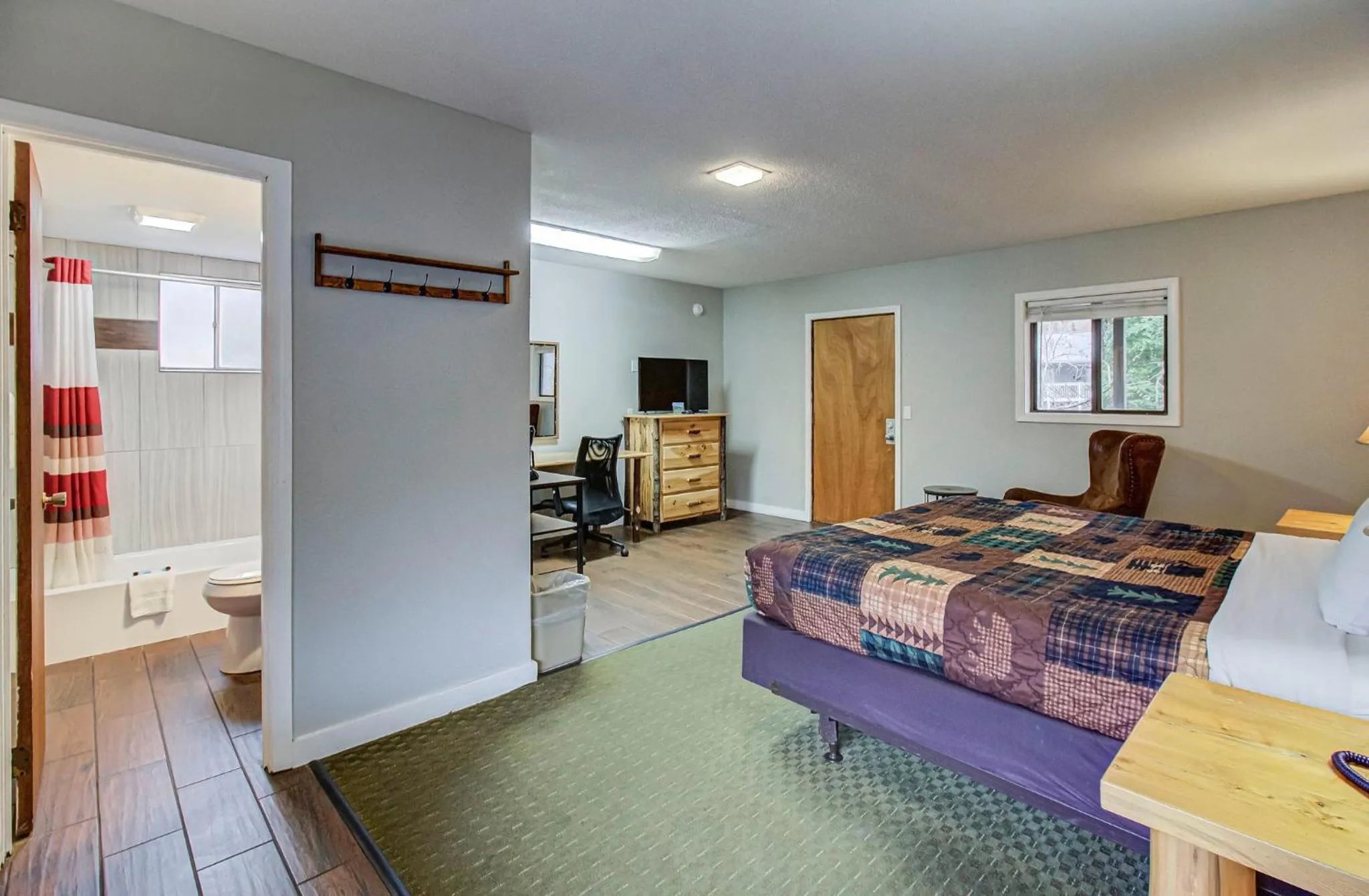 Communal lounge/ TV room, Bed in Brookside Lodge