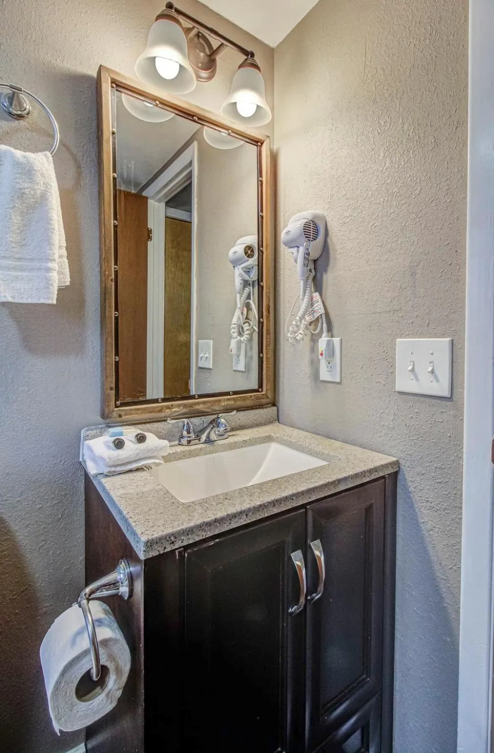 Bathroom in Brookside Lodge