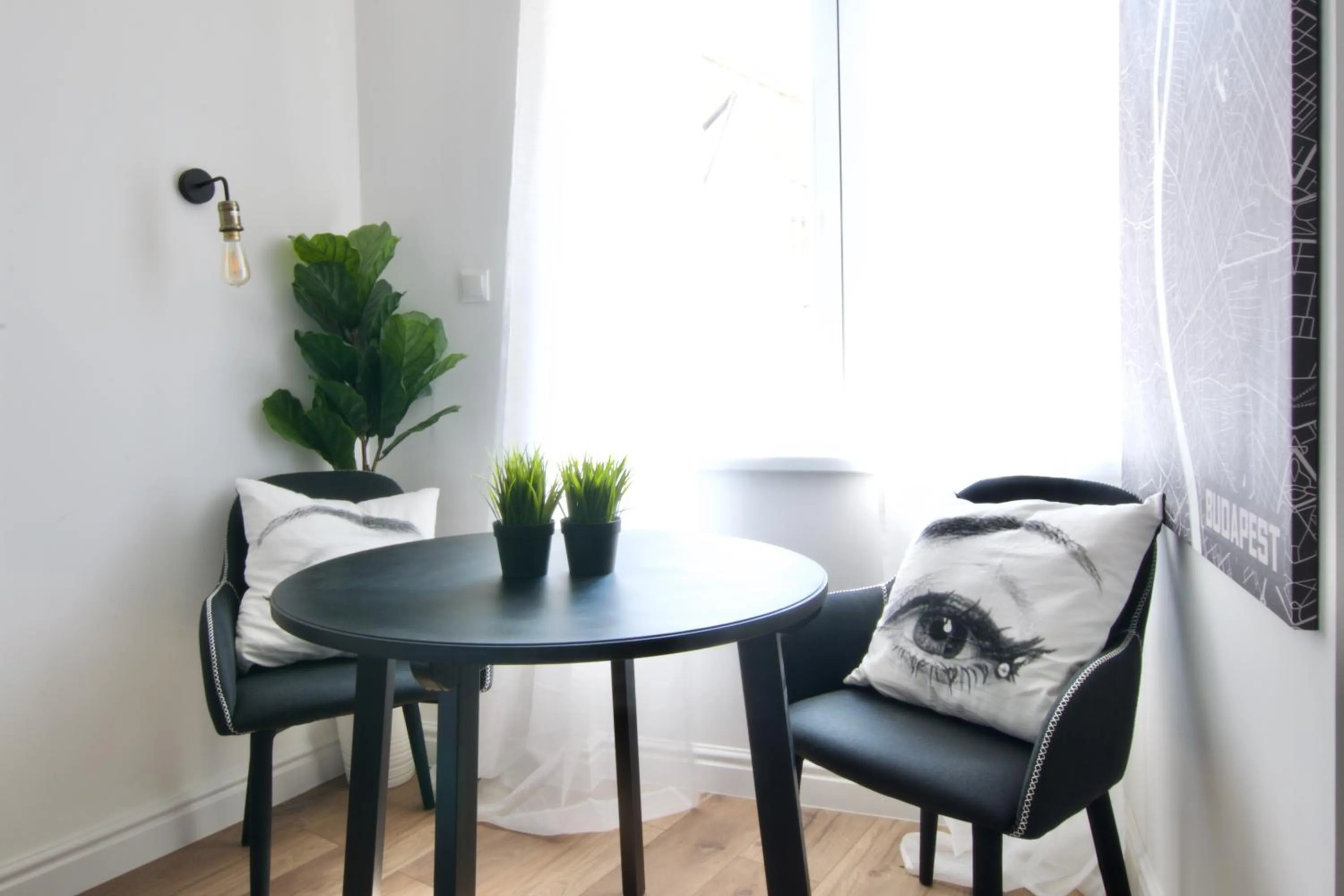 Dining area in Standard Apartment by Hi5 - Régiposta