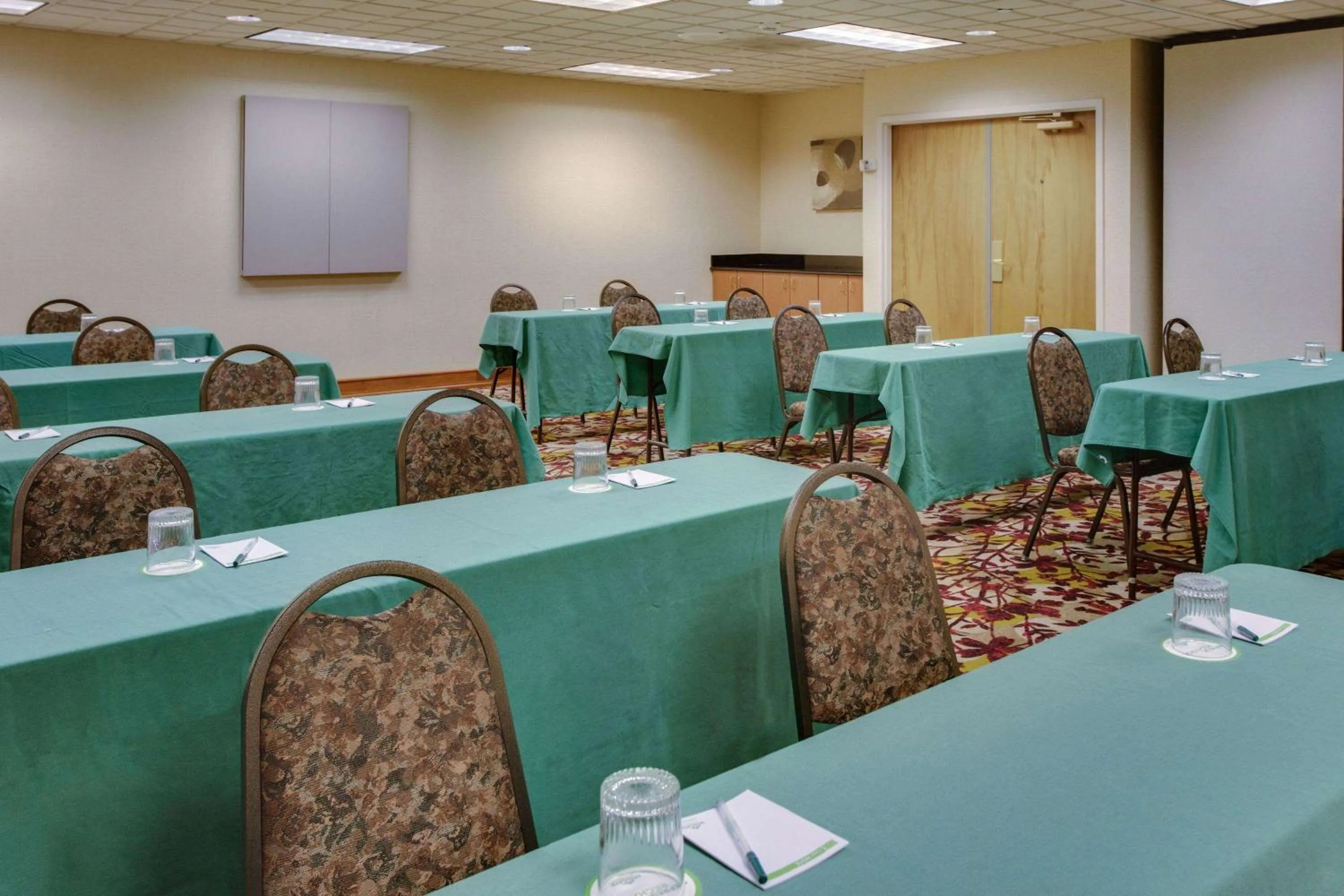 Photo of the whole room in Wingate by Wyndham - Dulles International