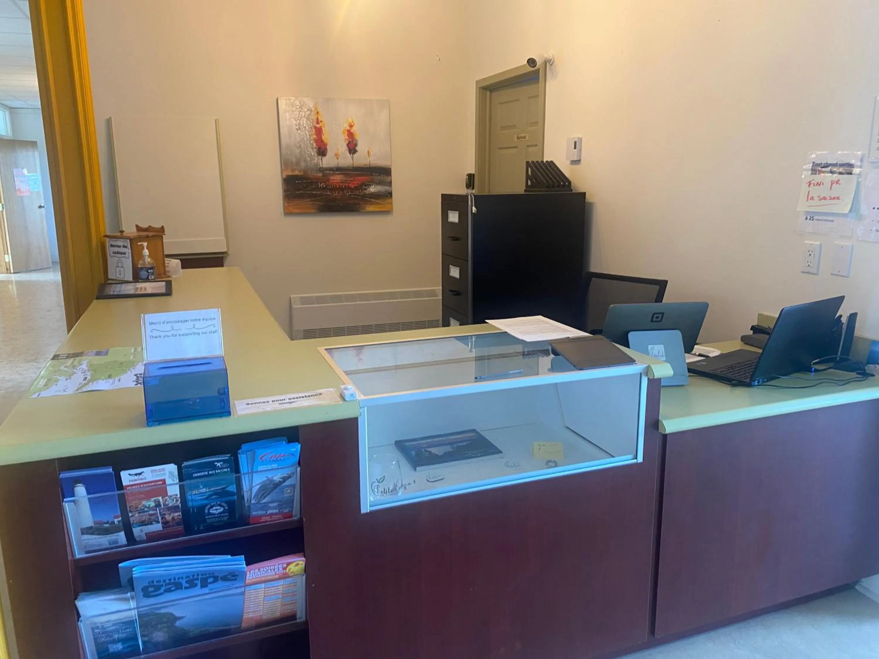 Lobby or reception in Auberge La Petite École de Forillon