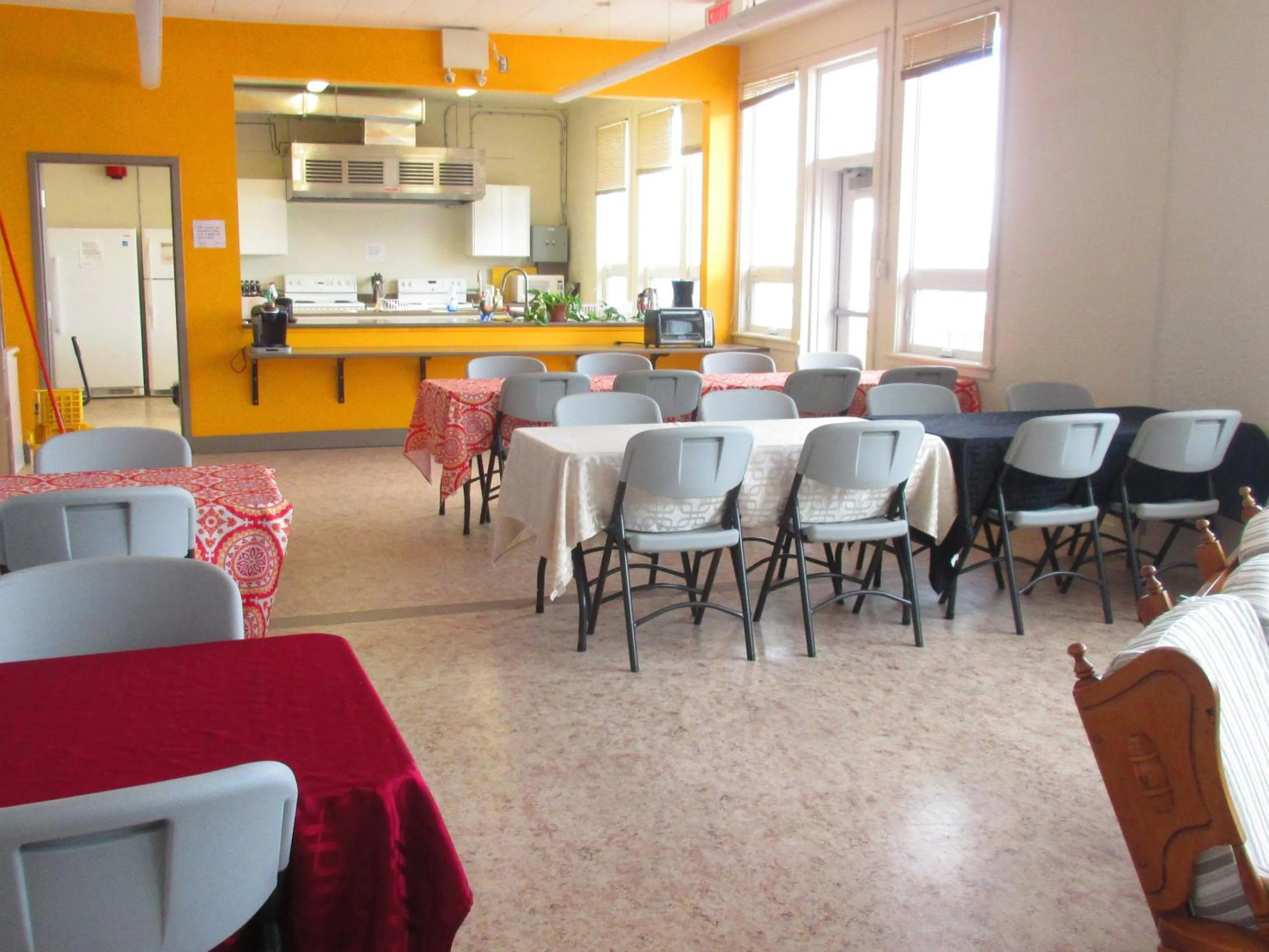 Dining area in Auberge La Petite École de Forillon