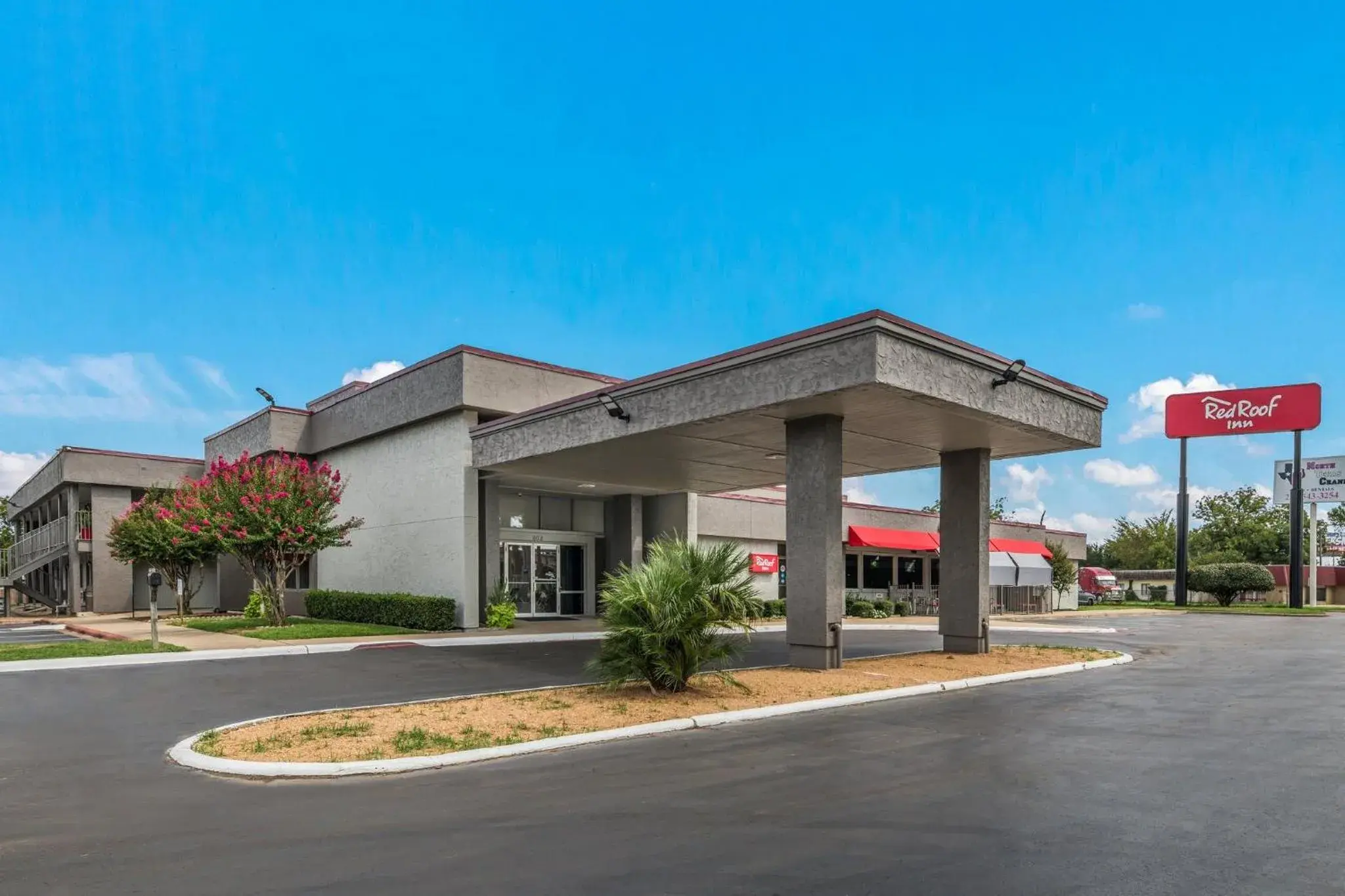 Property building in Red Roof Inn Lewisville Property building in Red Roof Inn Lewisville