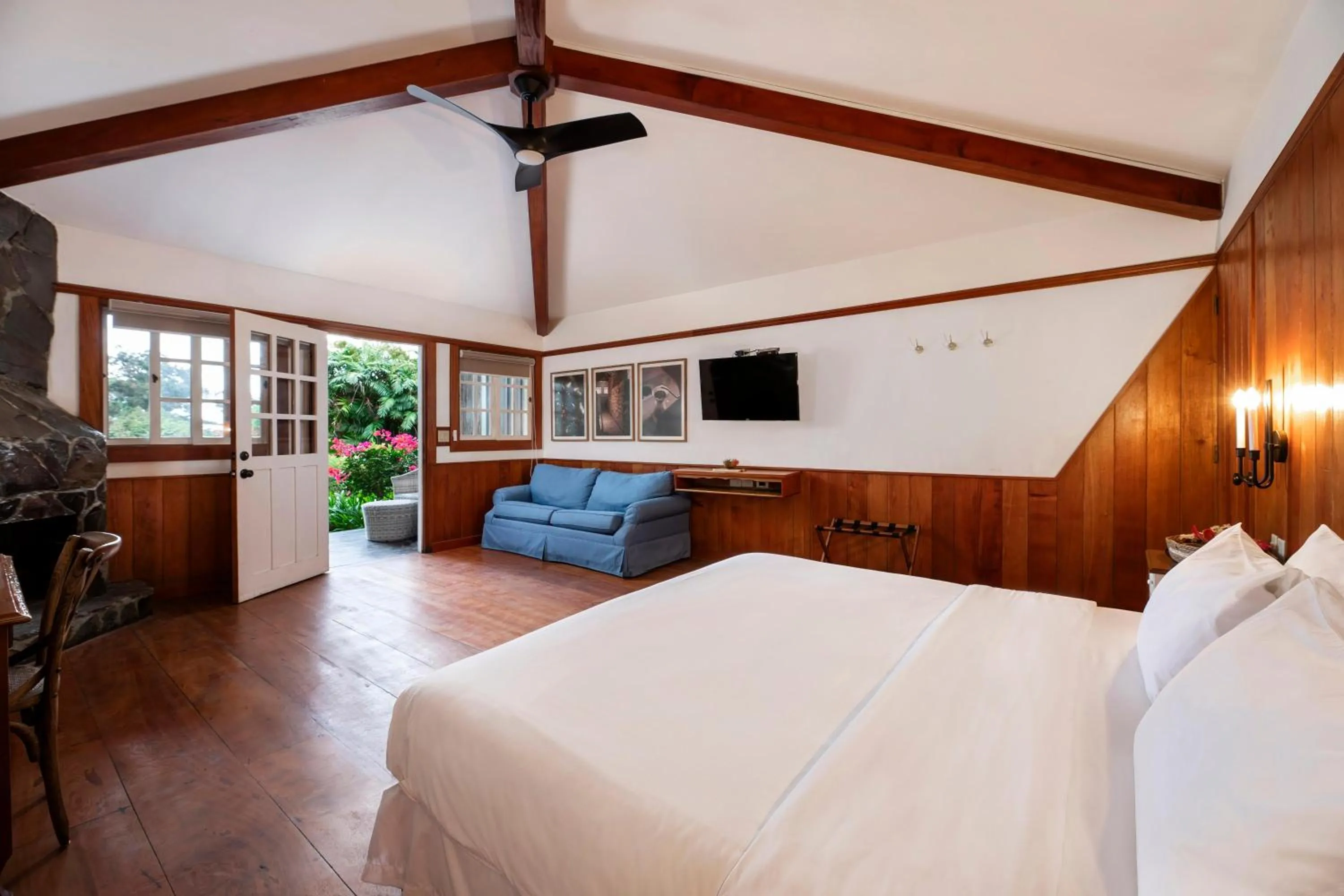 Photo of the whole room, Bed in Hotel Finca Lerida Coffee Plantation and Boutique Hotel