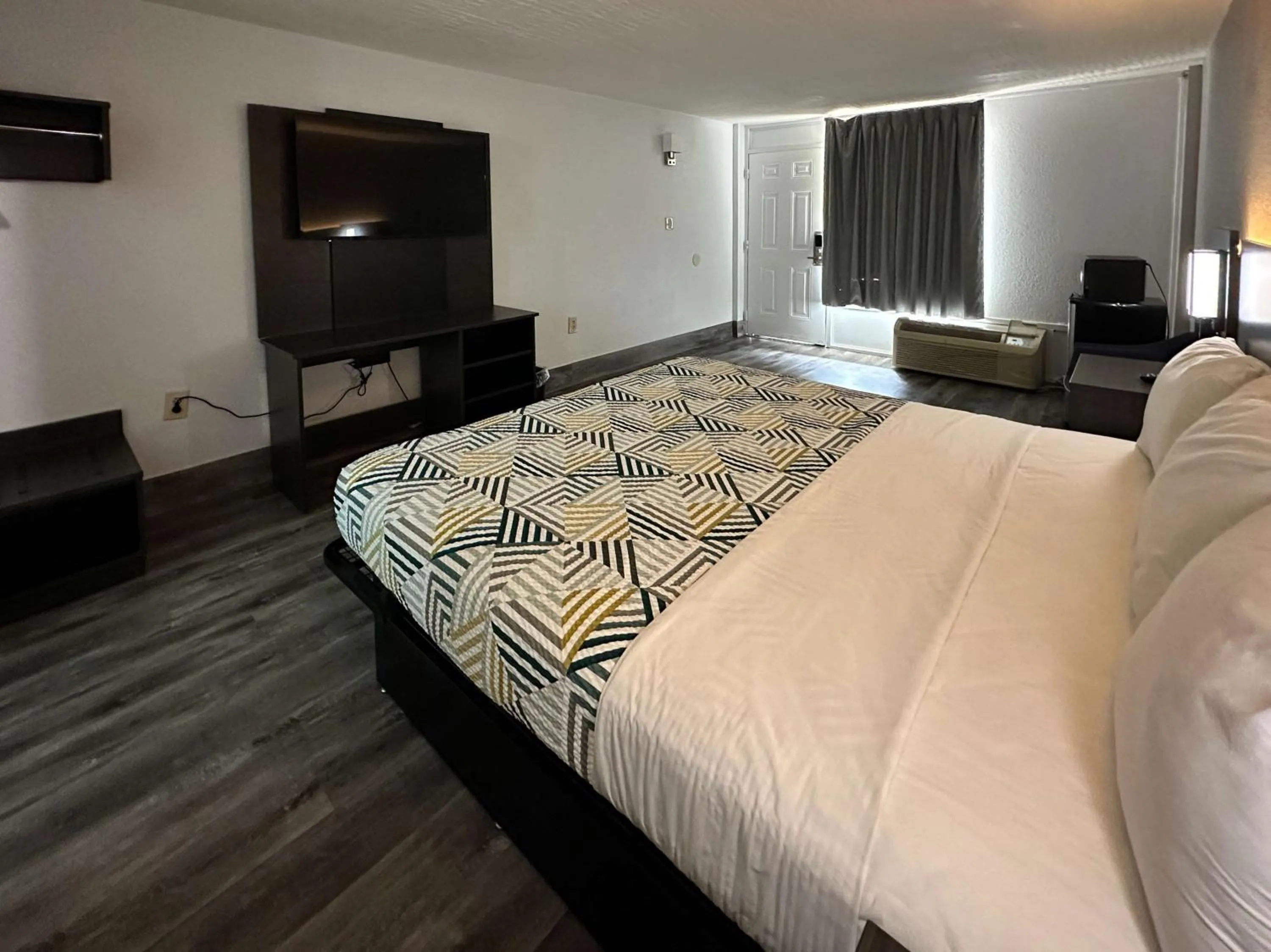 Bedroom, Bed in Motel 6 Spartanburg, SC Northwest Business 85