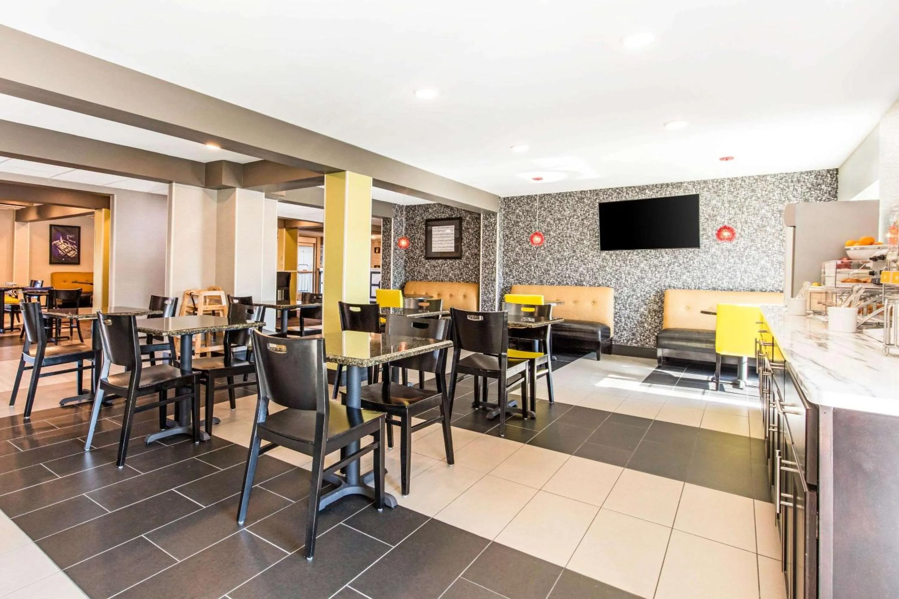 Restaurant/places to eat in Comfort Inn Memphis Airport West
