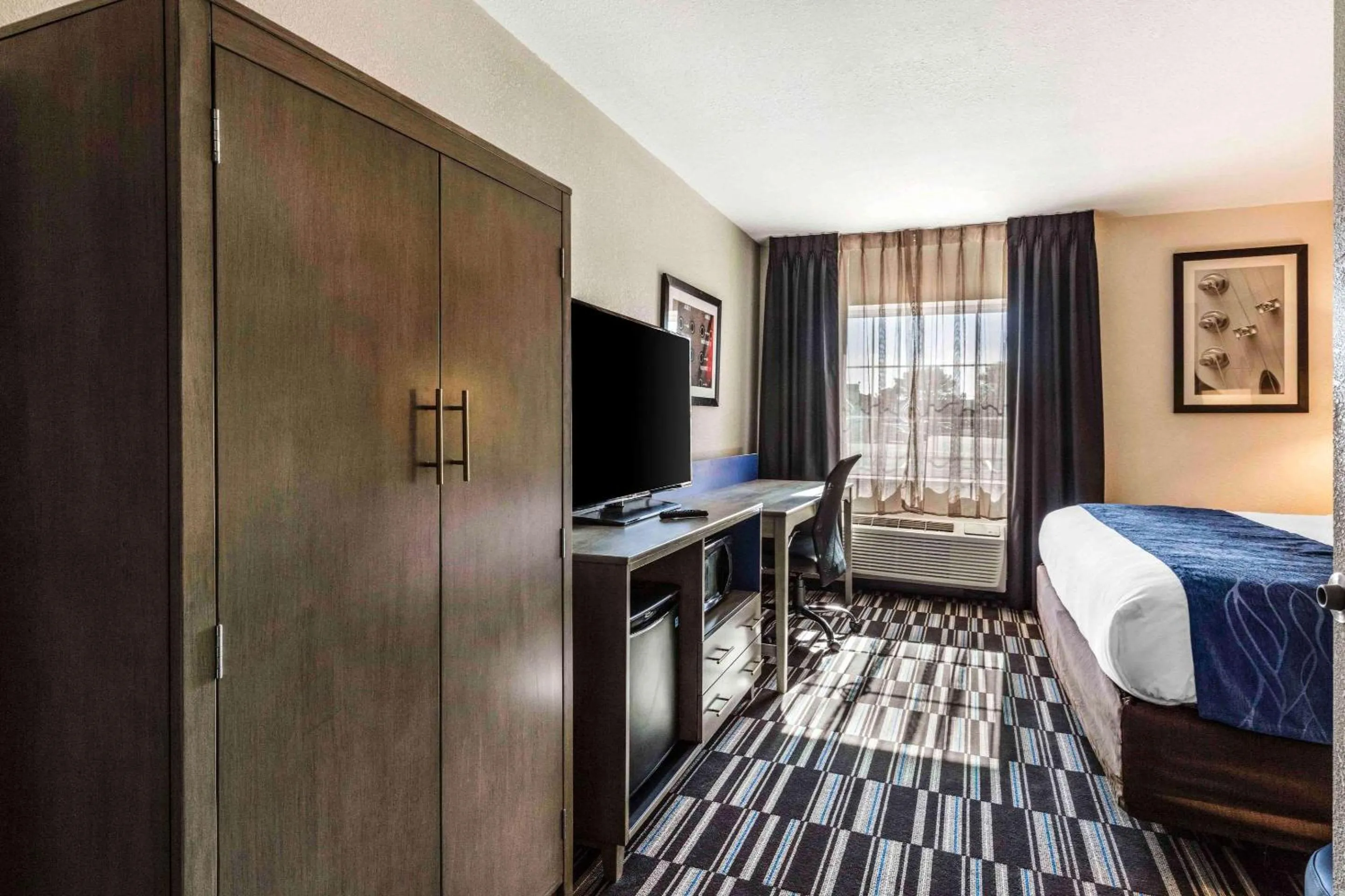 Photo of the whole room, Bed in Comfort Inn Memphis Airport West