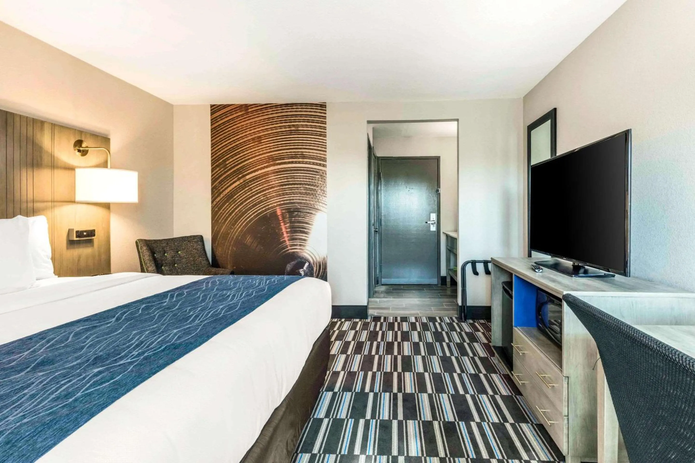 Photo of the whole room, Bed in Comfort Inn Memphis Airport West