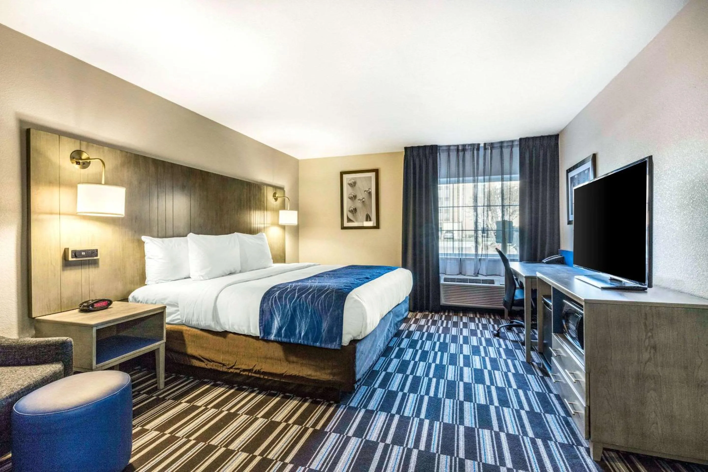 Photo of the whole room, Bed in Comfort Inn Memphis Airport West