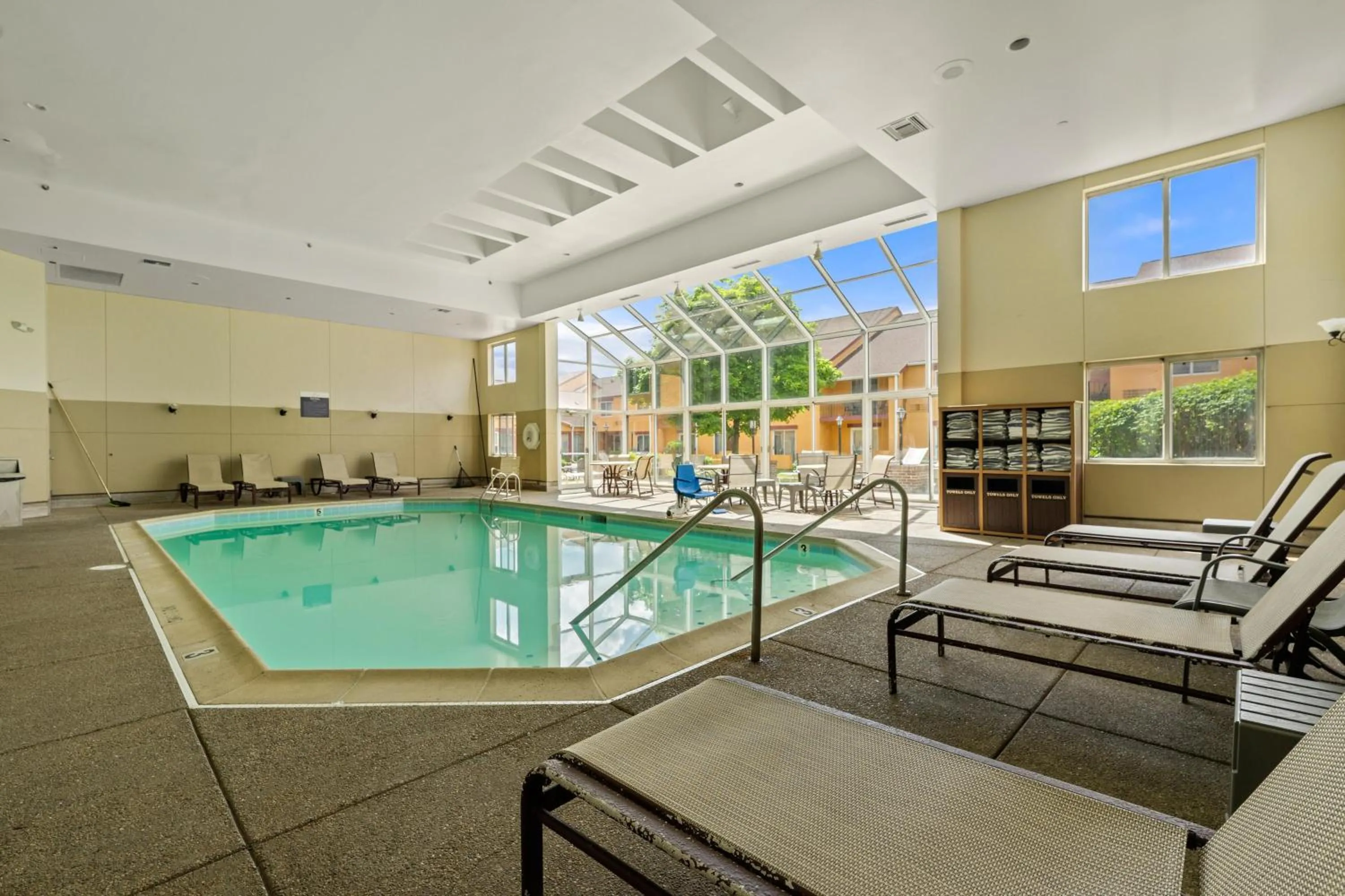 Swimming pool in Chicago Club Inn & Suite