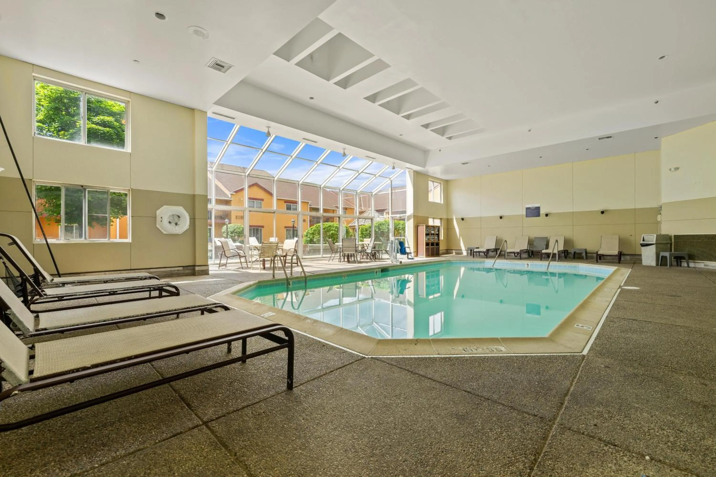 Swimming pool in Chicago Club Inn & Suite