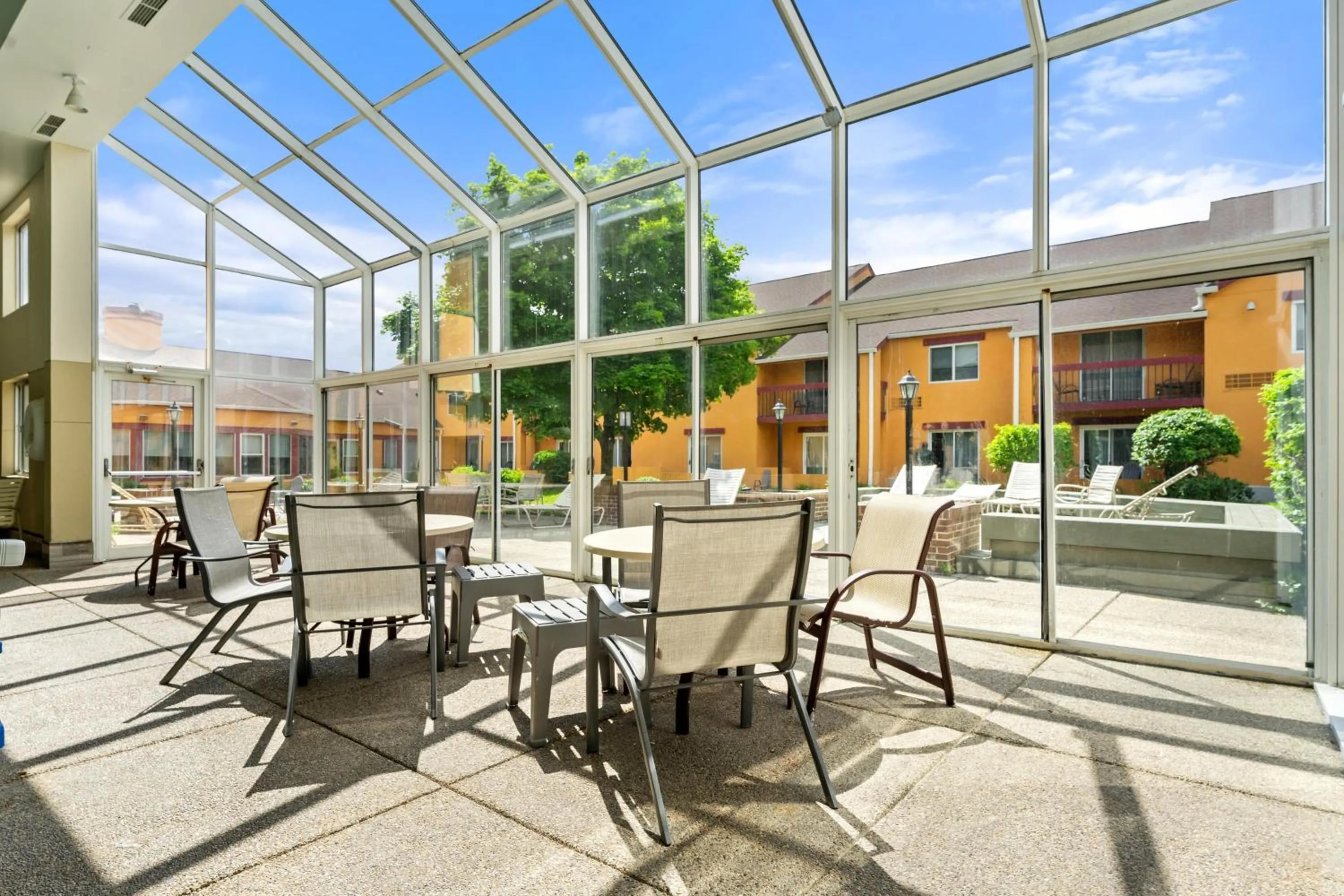 Swimming pool in Chicago Club Inn & Suite