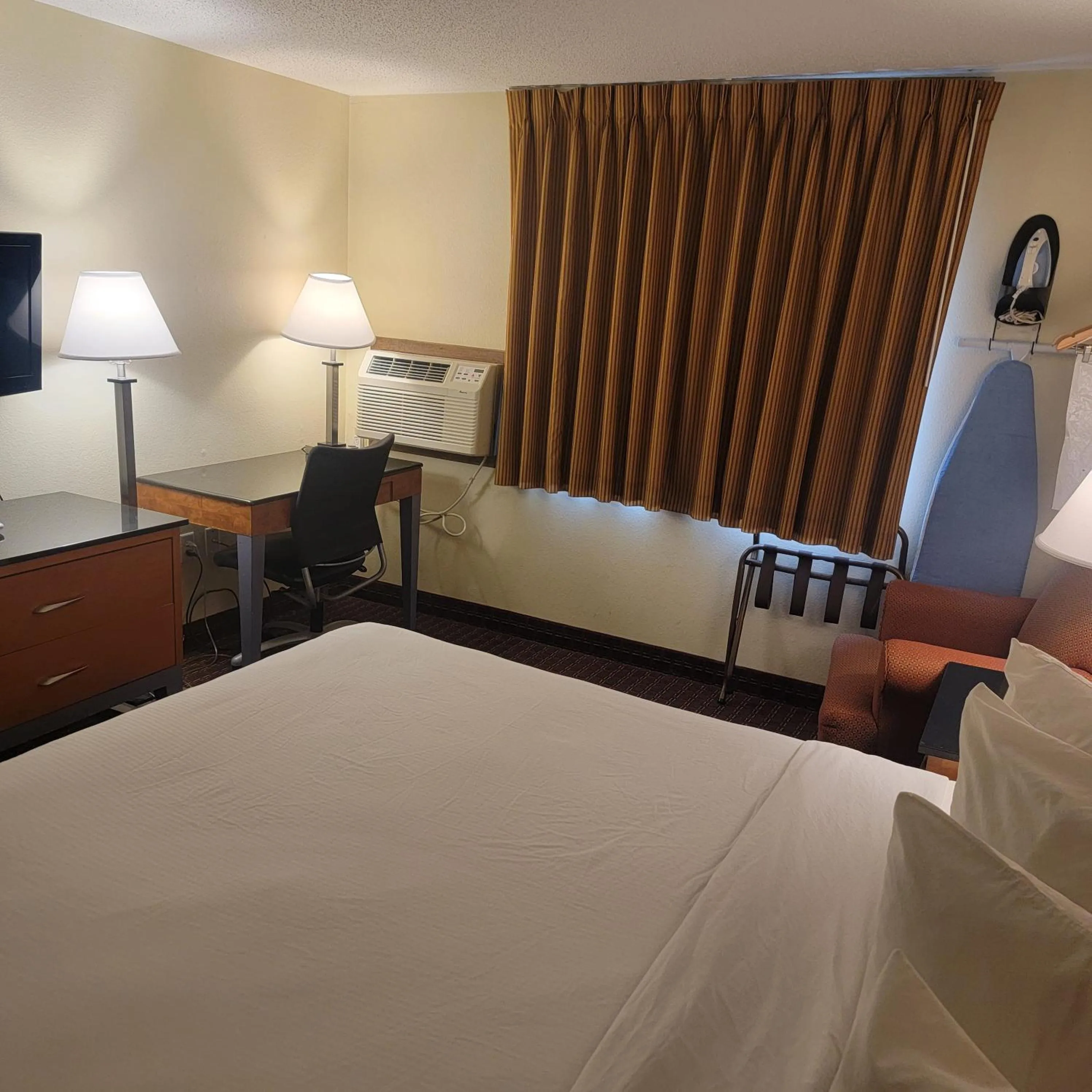 Bed in Days Inn by Wyndham Fort Dodge