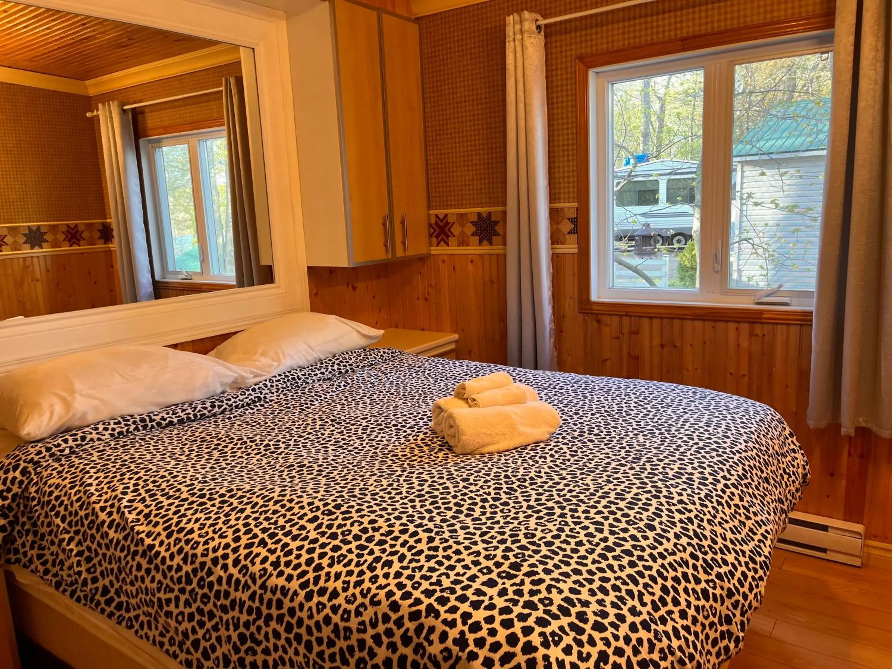 Three-Bedroom Cottage in Camping Chalets Lac St-Augustin Three-Bedroom Cottage in Camping Chalets Lac St-Augustin