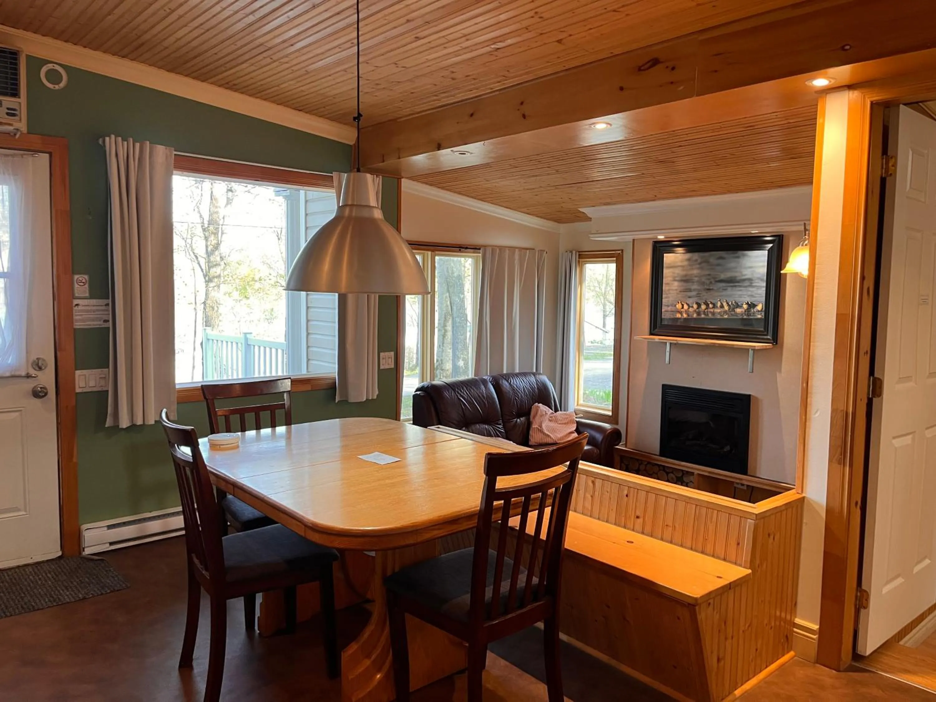 Three-Bedroom Cottage in Camping Chalets Lac St-Augustin