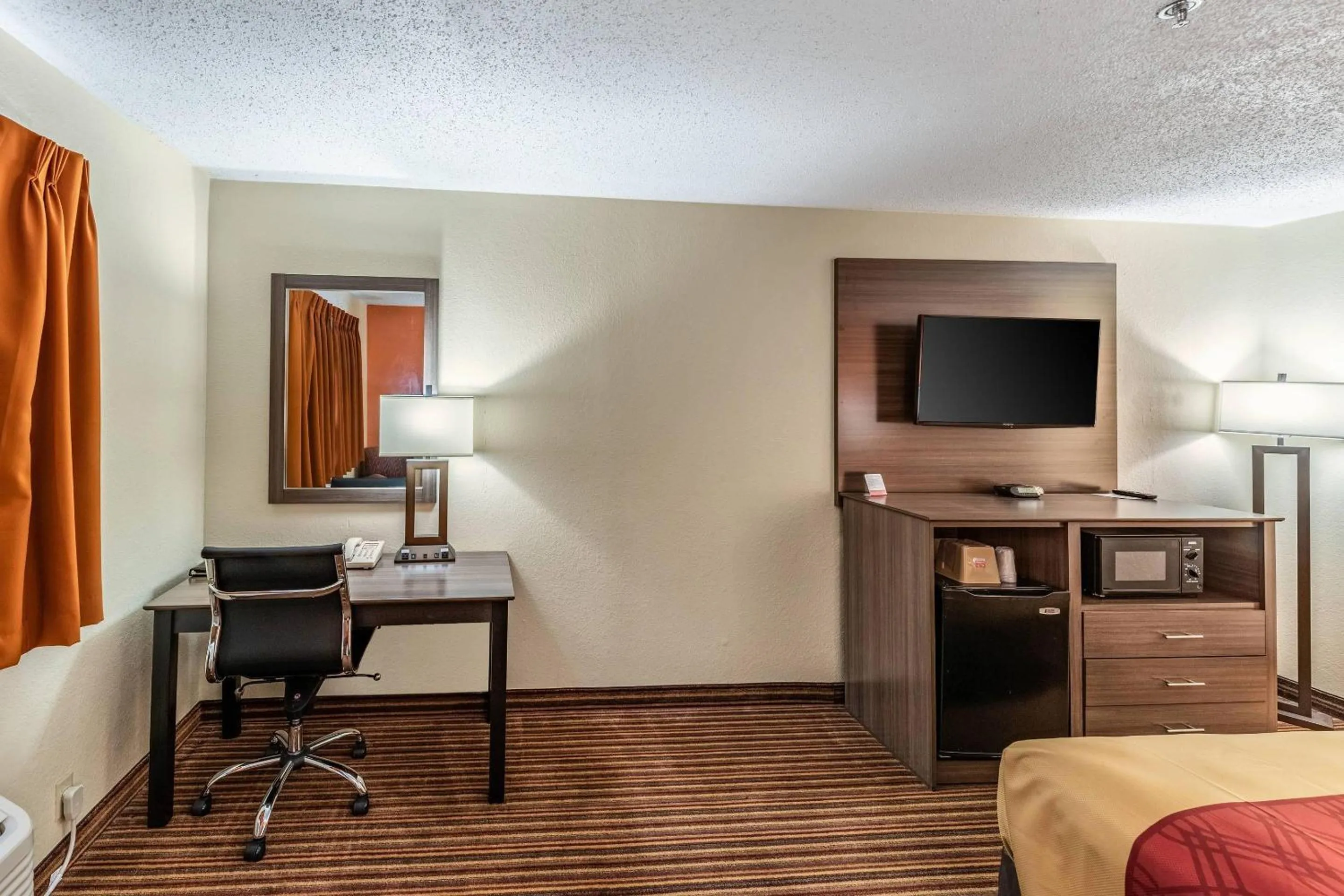 Bedroom, Bed in Econo Lodge Inn & Suites Mckinney - Plano North