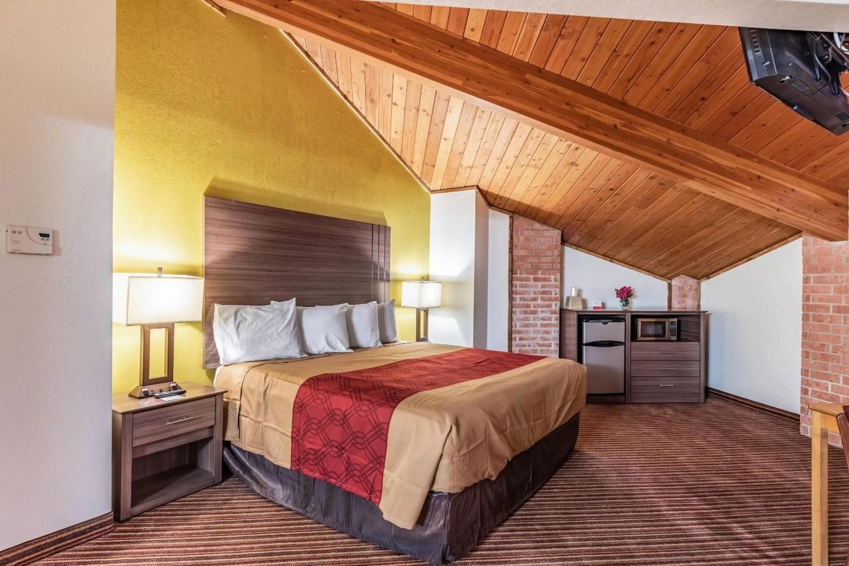 Bedroom, Bed in Econo Lodge Inn & Suites Mckinney - Plano North