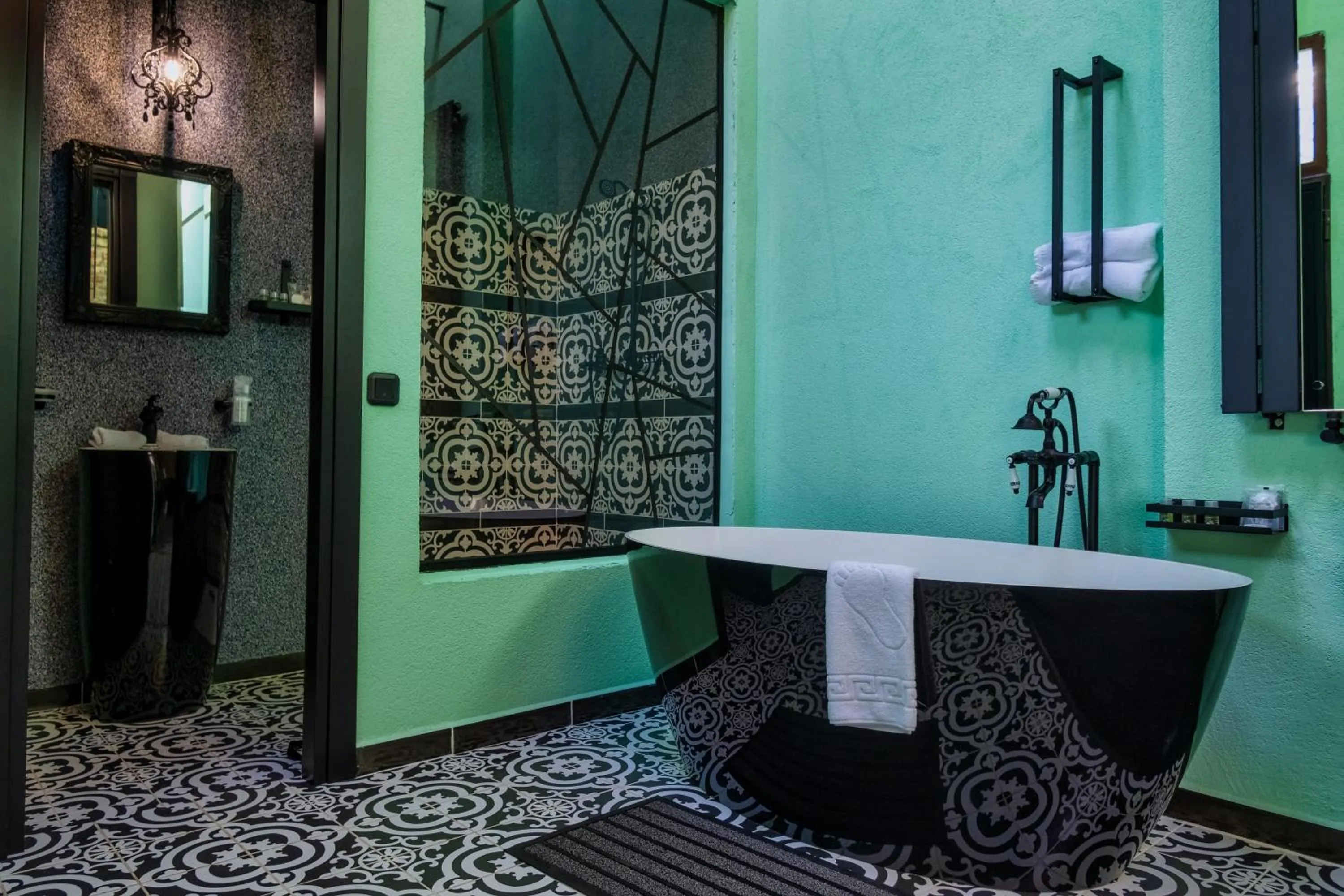 Bathroom in JMR Royal -Luxury Rooms & Private Sauna