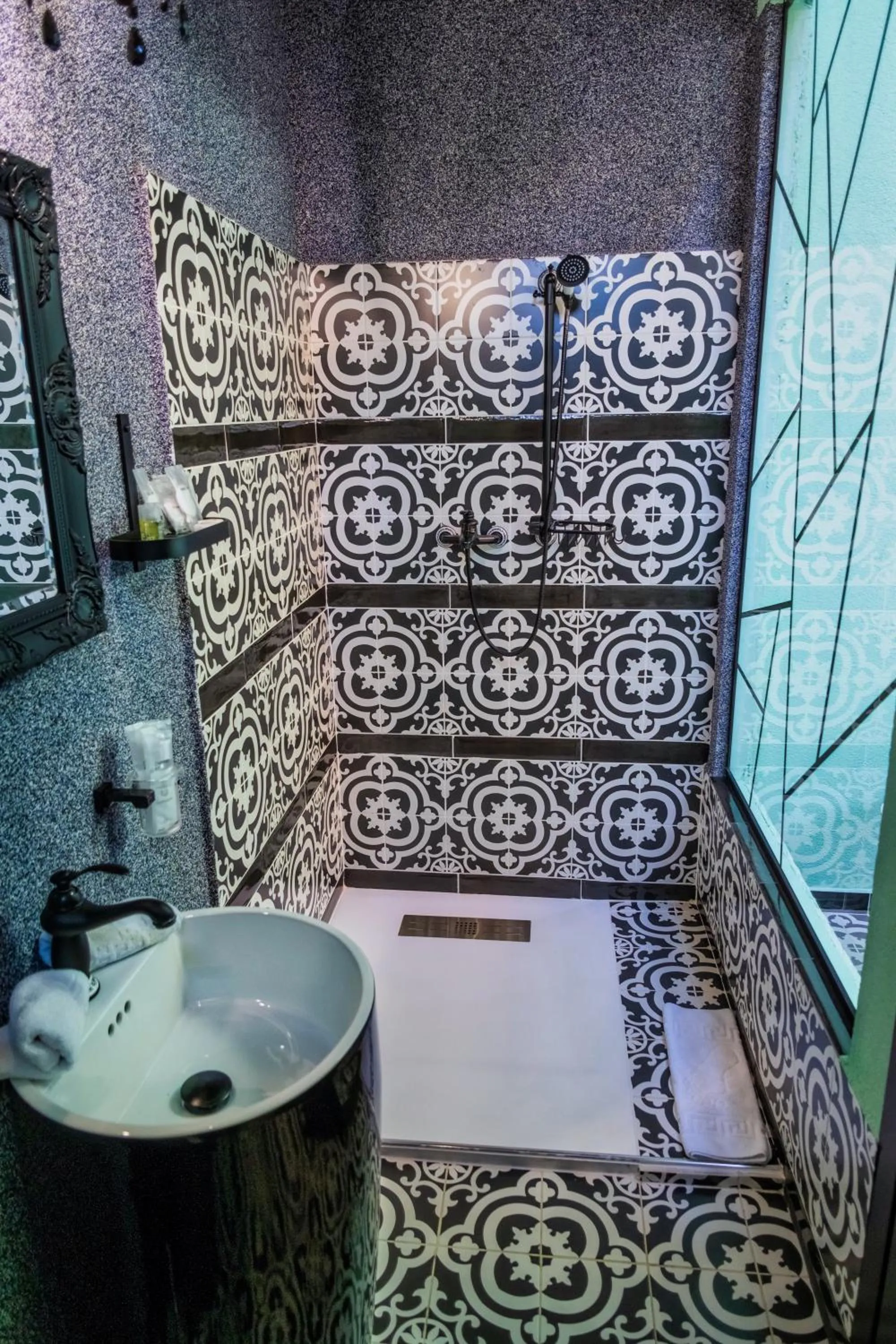 Shower in JMR Royal -Luxury Rooms & Private Sauna