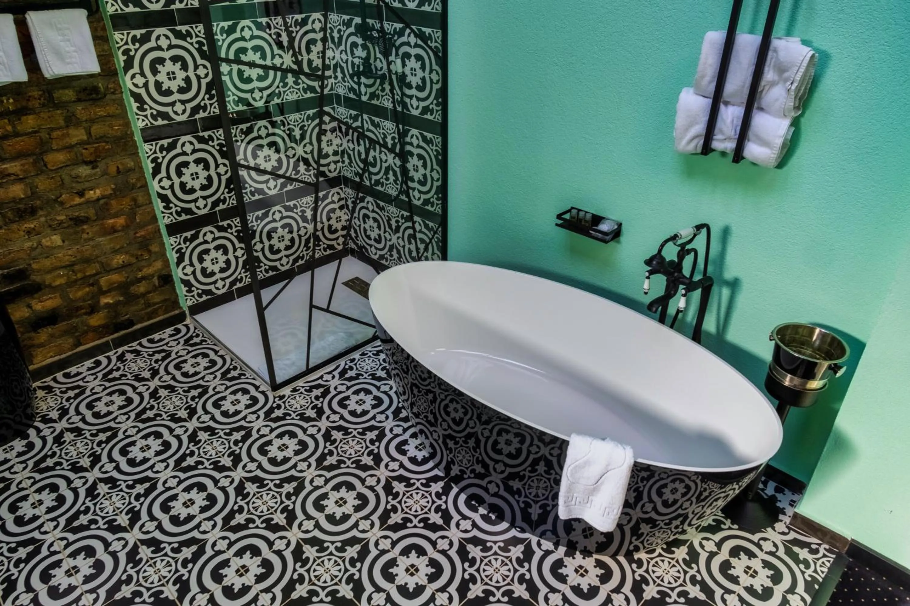 Bath in JMR Royal -Luxury Rooms & Private Sauna