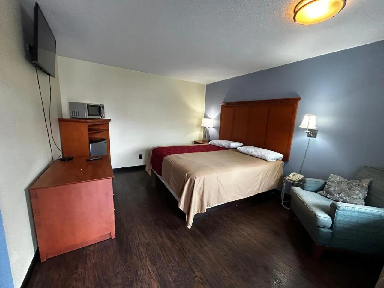 Bedroom, Bed in Travelers Inn by OYO Longview Kelso