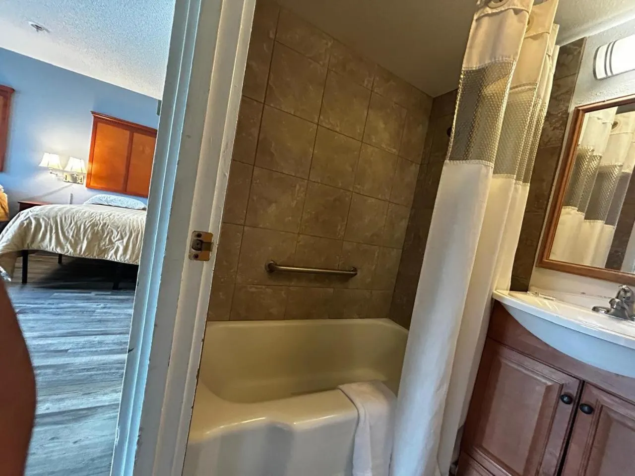 Bathroom, Bed in Travelers Inn by OYO Longview Kelso