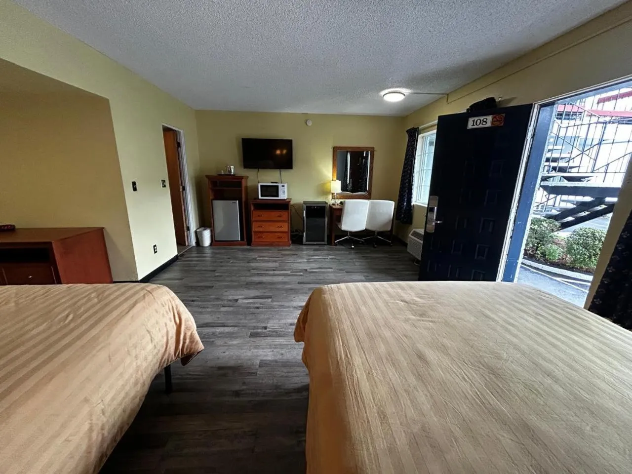 Bedroom, Bed in Travelers Inn by OYO Longview Kelso