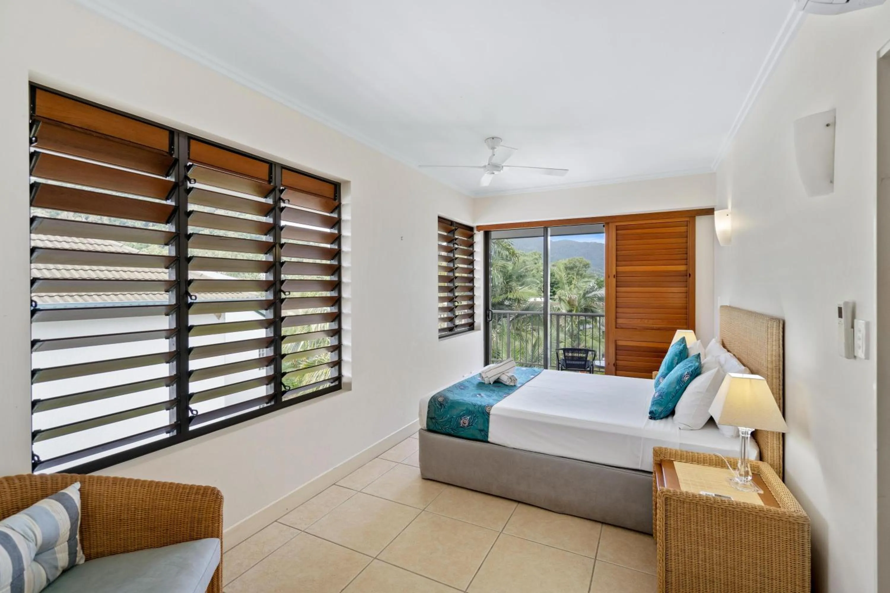 Bedroom, Bed in Sea Point on Trinity Beach