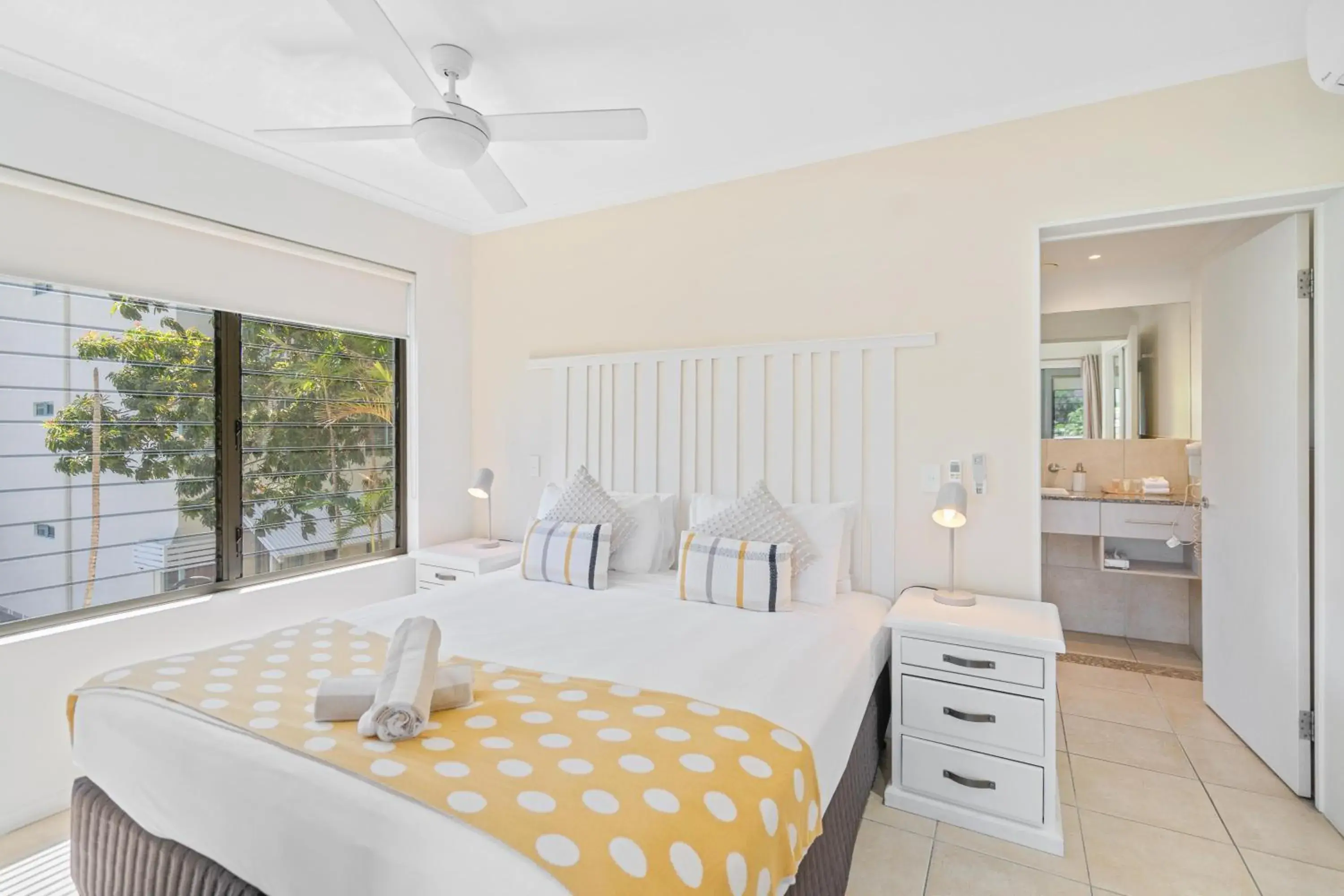 One Bedroom Classic Apartment in Sea Point on Trinity Beach One Bedroom Classic Apartment in Sea Point on Trinity Beach