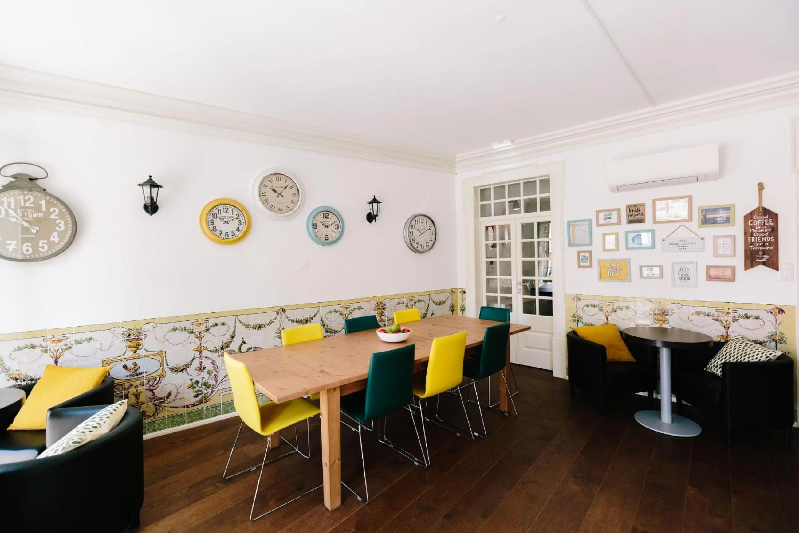 Communal lounge/ TV room in Lisbon South Hostel