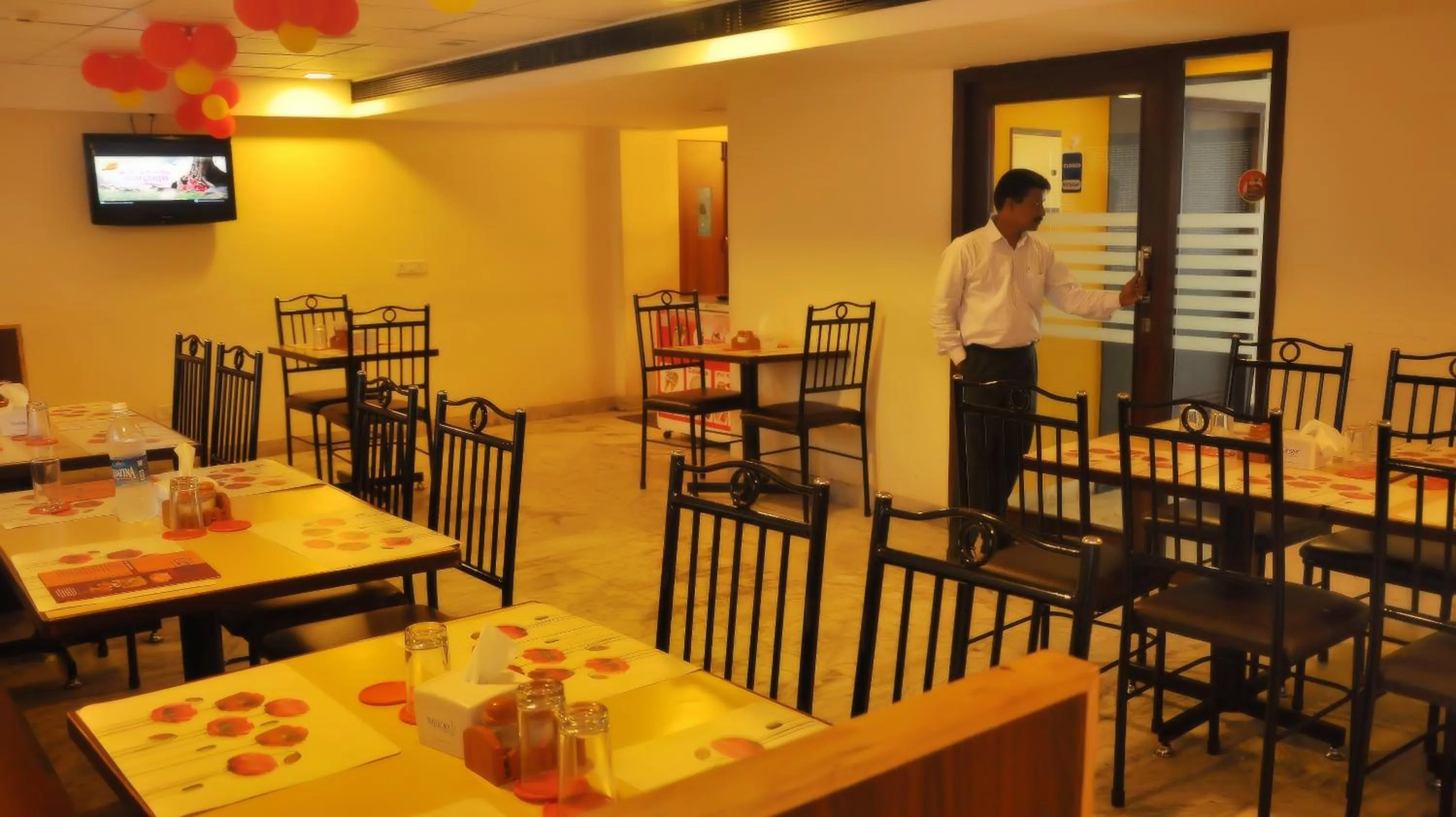 Restaurant/places to eat in Nayagara Hotel