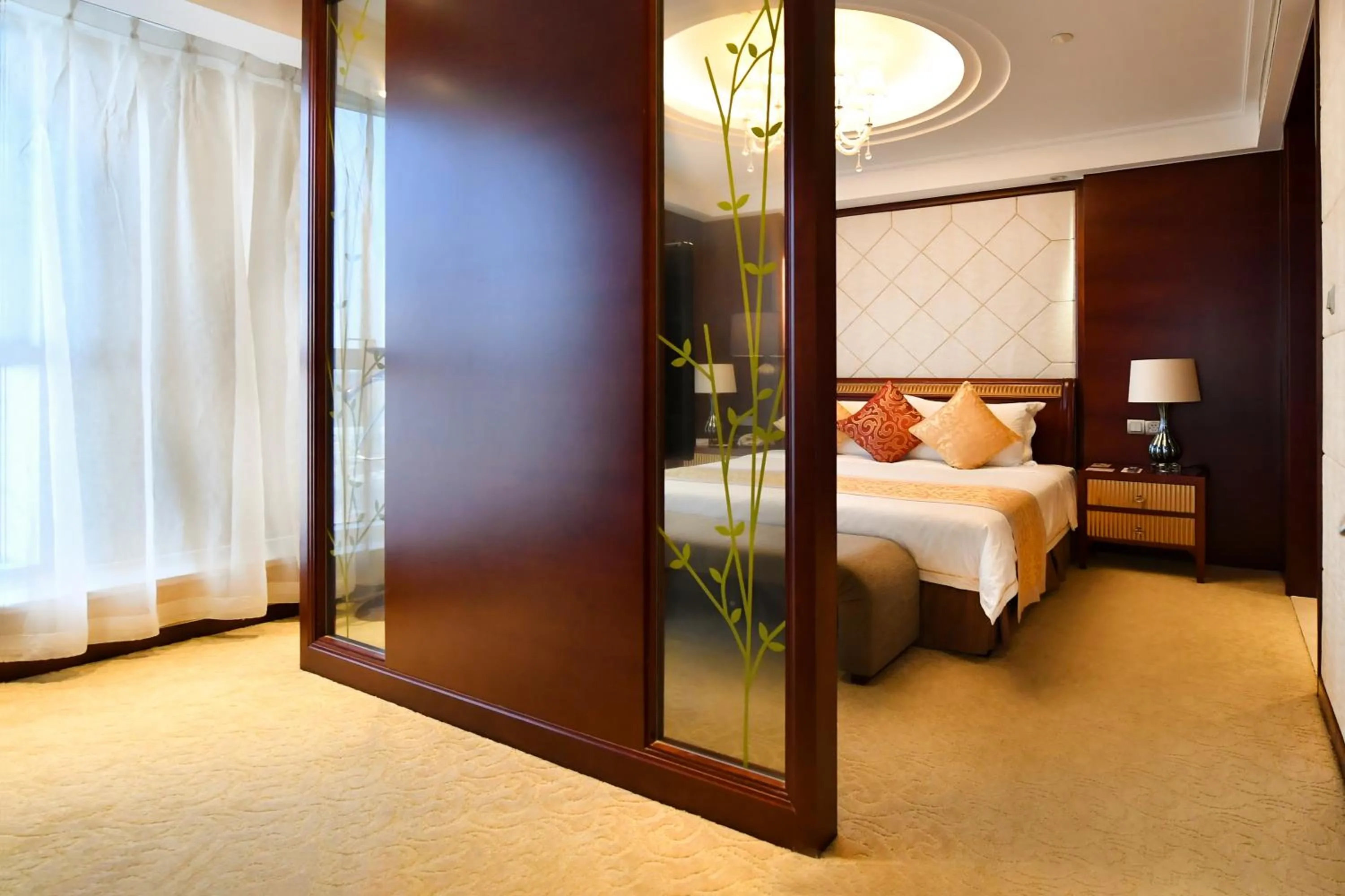 Photo of the whole room, Bed in Central Hotel Shanghai - Nanjing Road