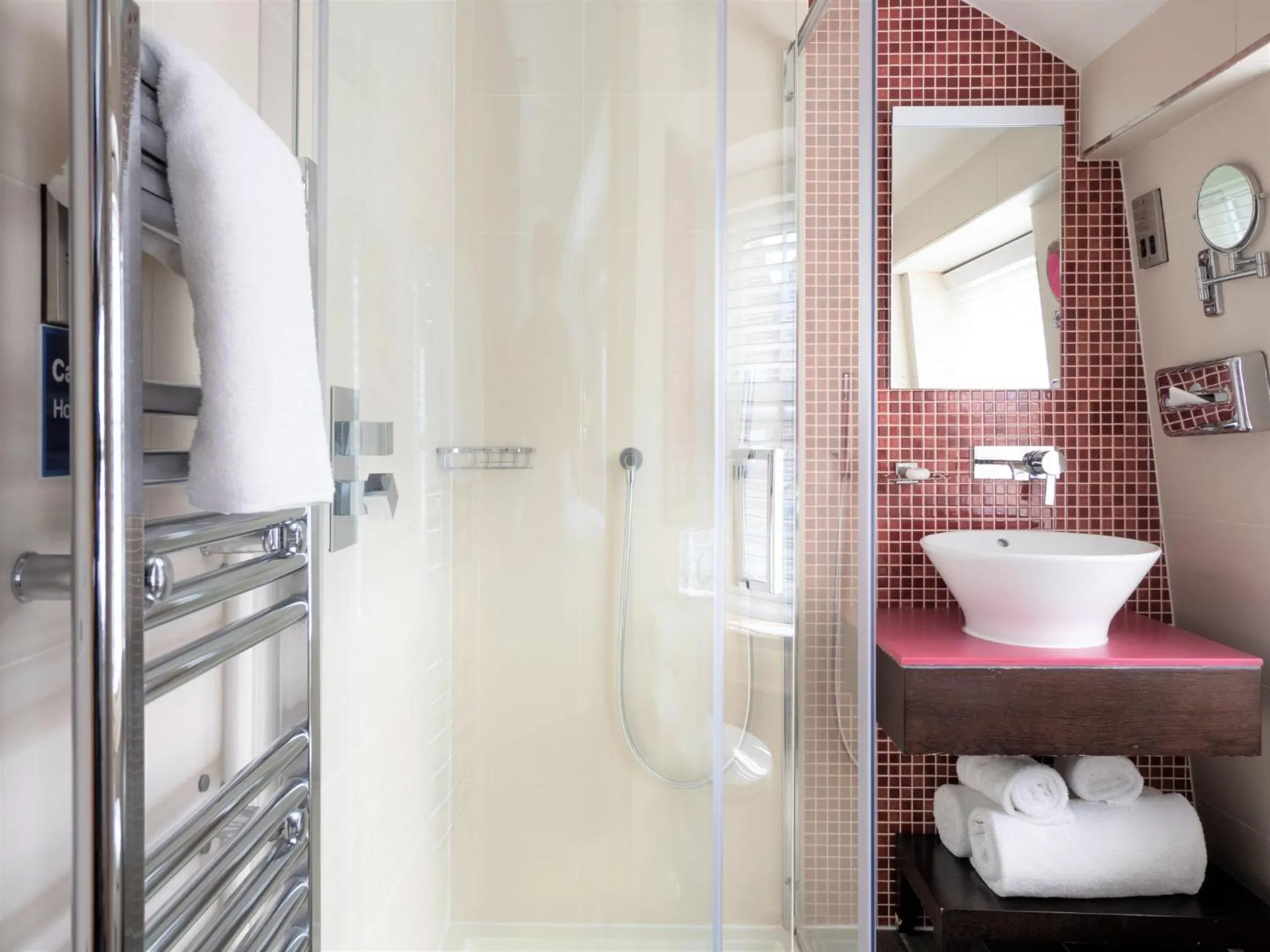 Photo of the whole room in Hotel Indigo London Hyde Park Paddington by IHG