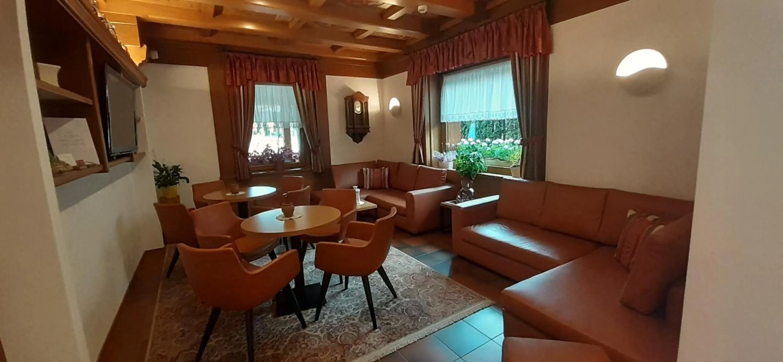 Communal lounge/ TV room in Hotel Miramonti