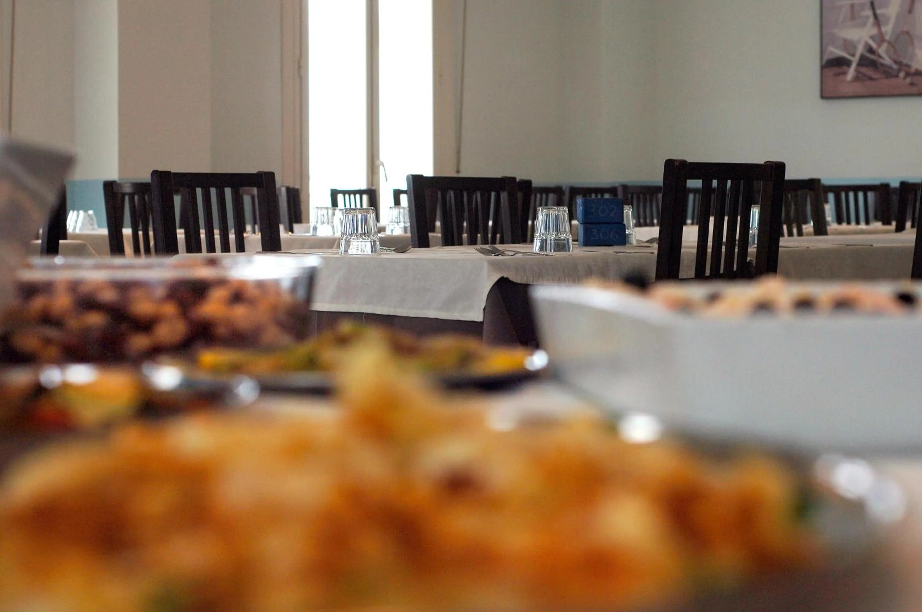 Restaurant/places to eat in Hotel Embassy