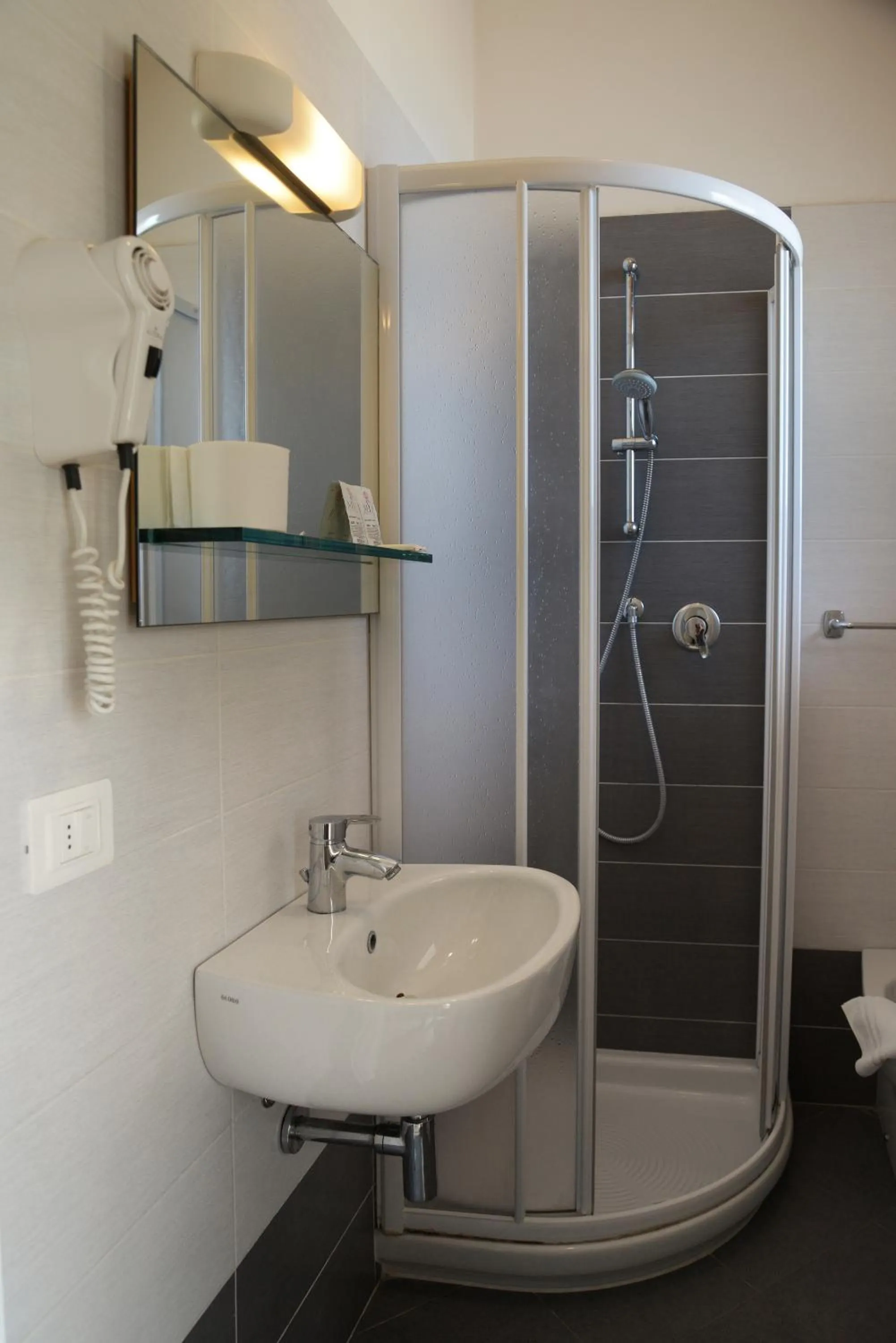 Bathroom in Hotel Embassy