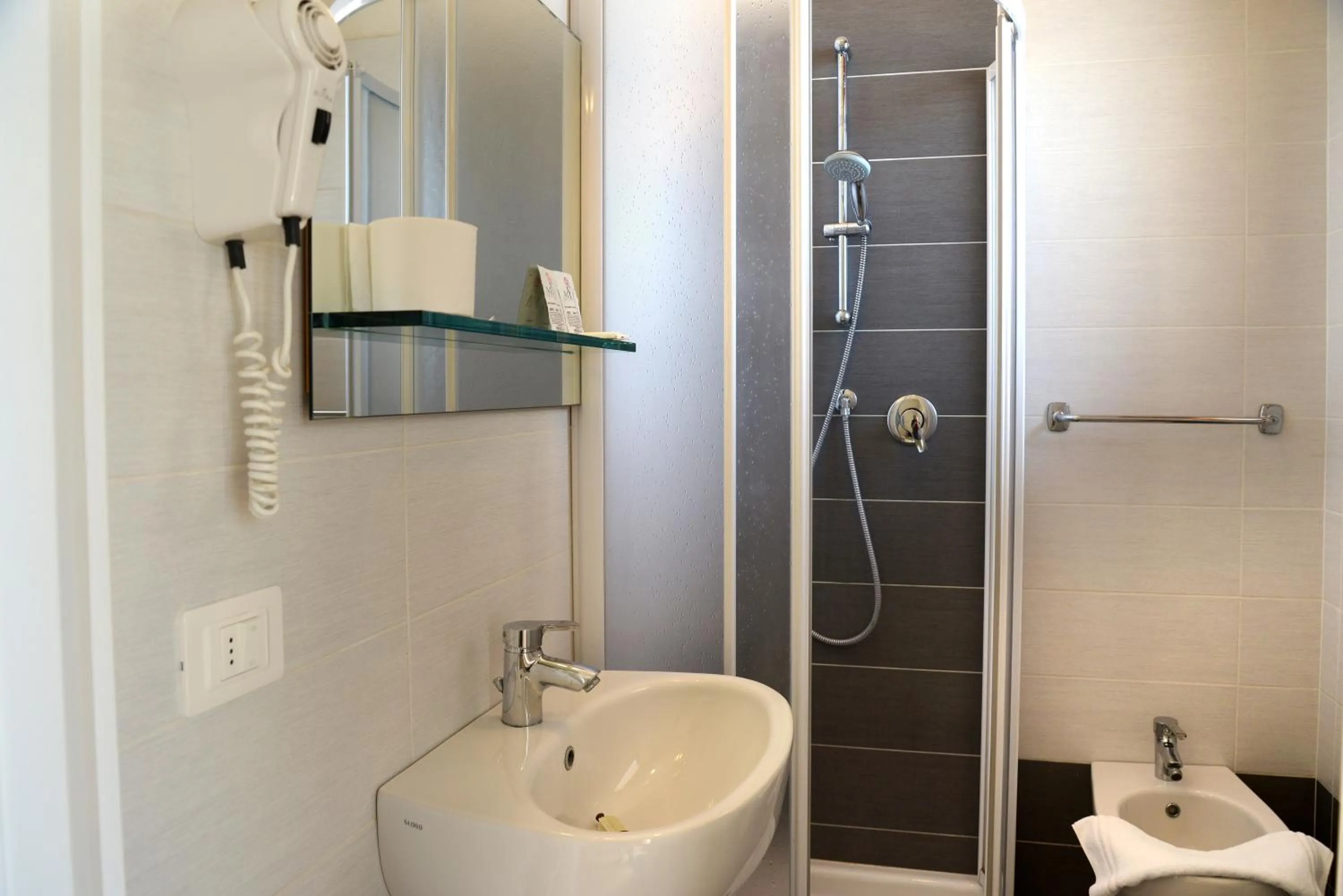 Bathroom in Hotel Embassy