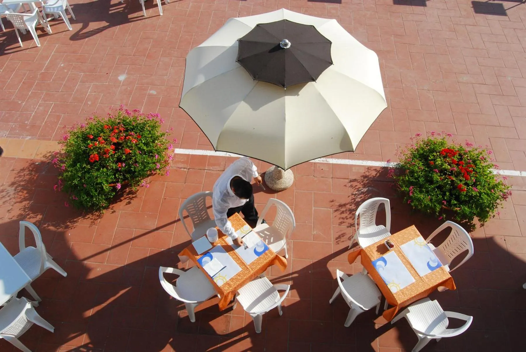 Restaurant/places to eat in Hotel Embassy